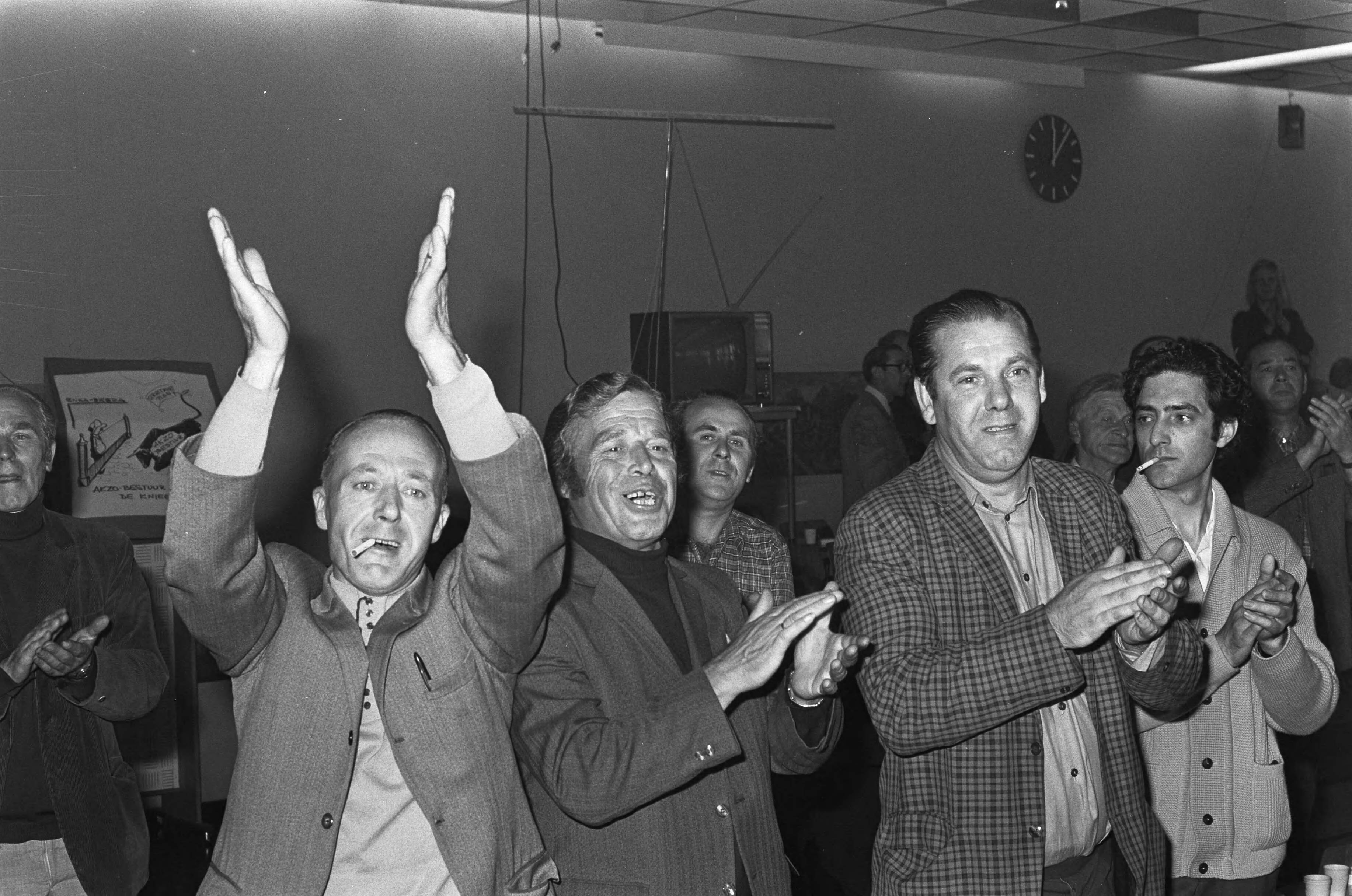 Fotocollectie Anefo — Bezetting ENKA Breda wordt opgeheven, juichende bezetters — Foto: Evers, Joost / Anefo. Licentie: Set B: Rechtenvrij / Publiek Domein. Bron: Nationaal Archief. http://hdl.handle.net/10648/abf6e27c-d0b4-102d-bcf8-003048976d84