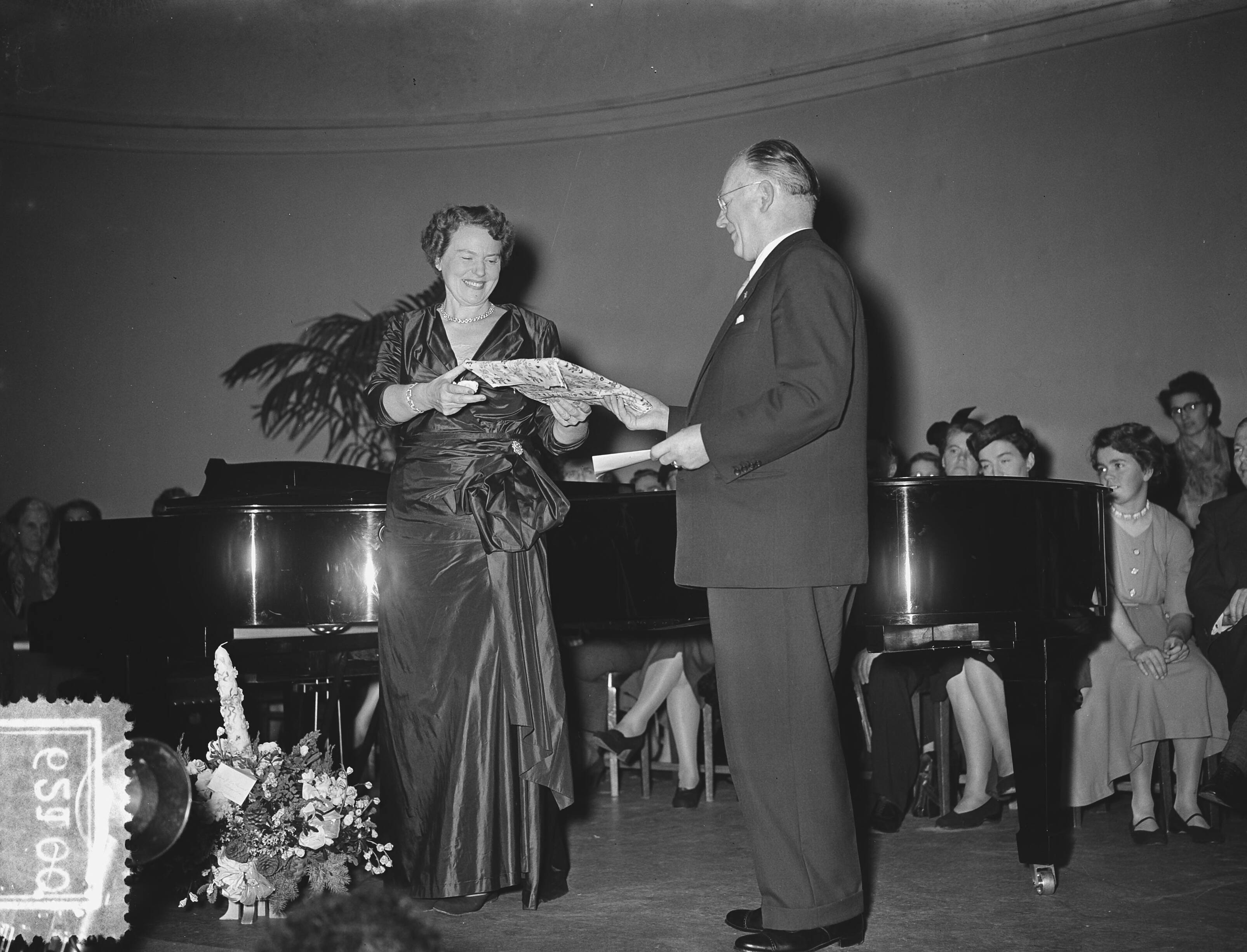 Fotocollectie Anefo — Afscheidsconcert van Jo Vincent in zaal Diligentia te Den Haag — Foto: Bilsen, Joop van / Anefo. Licentie: Set B: Rechtenvrij / Publiek Domein. Bron: Nationaal Archief. http://hdl.handle.net/10648/a91a1880-d0b4-102d-bcf8-003048976d84