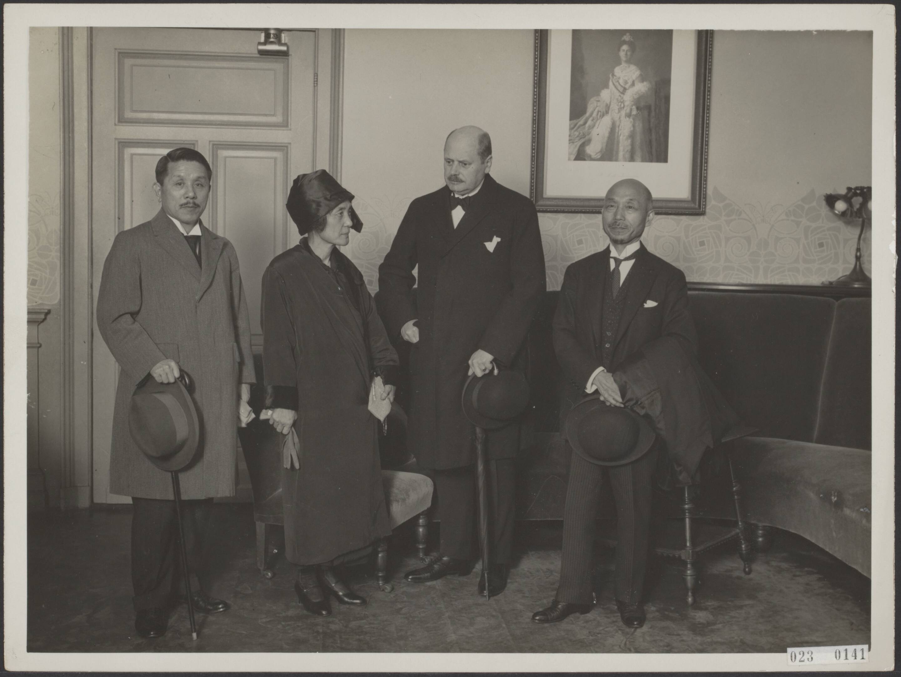 Fotocollectie Elsevier Binnenland — Herstelconferentie te Den Haag. Aankomst van de Japanse delegatie. Vlnr; Erota (Japans gezant in Den Haag), mevr. Adetsji, minister F. Beelaerts van Blokland, de heer Adatsji (Japanse minister van Buitenlandse Zaken) — Foto: N.V. Polygoon. Licentie: Set B: Rechtenvrij / Publiek Domein. Bron: Nationaal Archief. http://hdl.handle.net/10648/add3efd6-d0b4-102d-bcf8-003048976d84