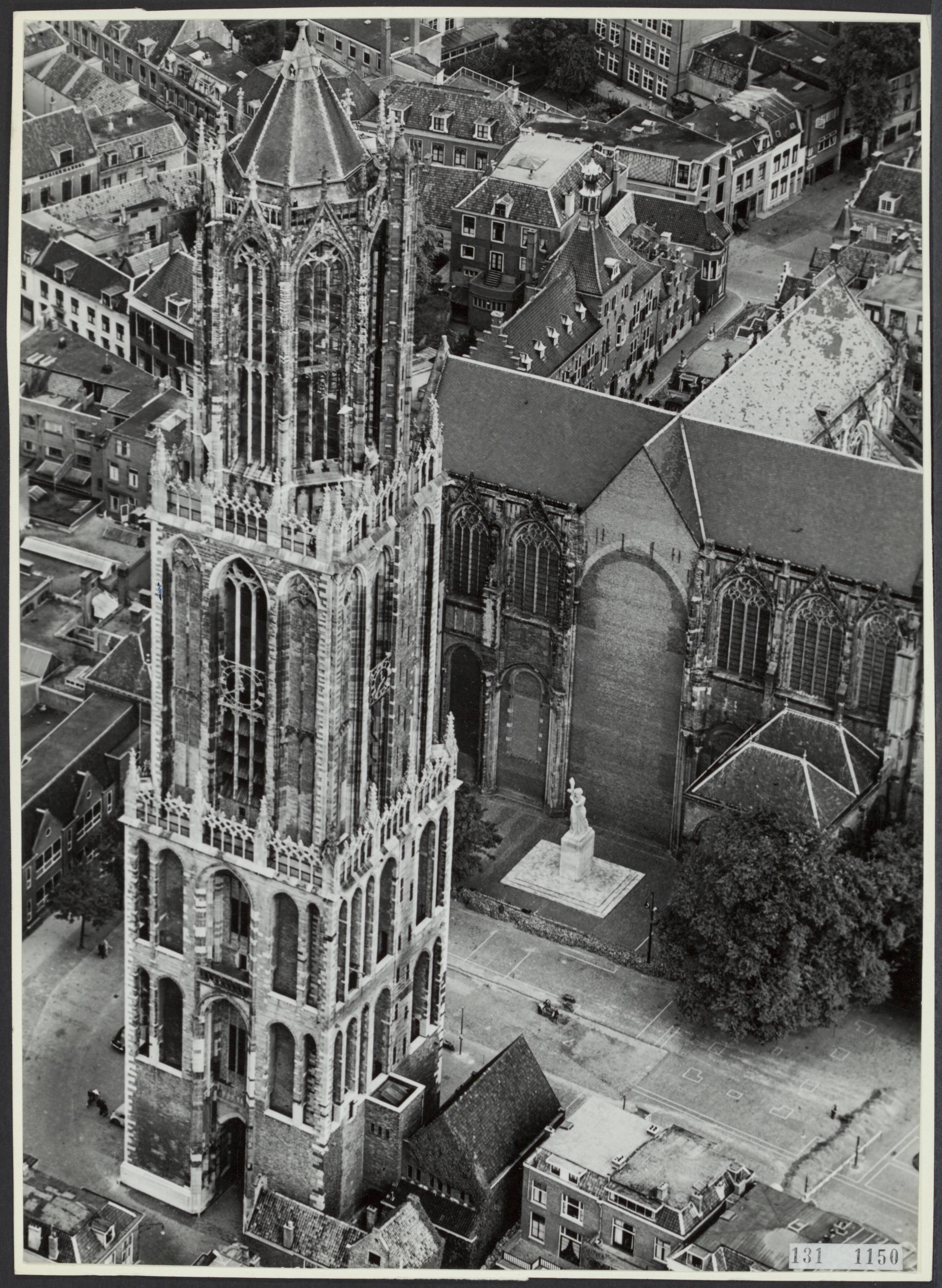 Fotocollectie Rijksvoorlichtingsdienst Eigen — Luchtopname. Domtoren en domkerk te Utrecht — Foto: KLM Aerocarto / Rechtenvrij. Licentie: Set B: Rechtenvrij / Publiek Domein. Bron: Nationaal Archief. http://hdl.handle.net/10648/af519732-d0b4-102d-bcf8-003048976d84