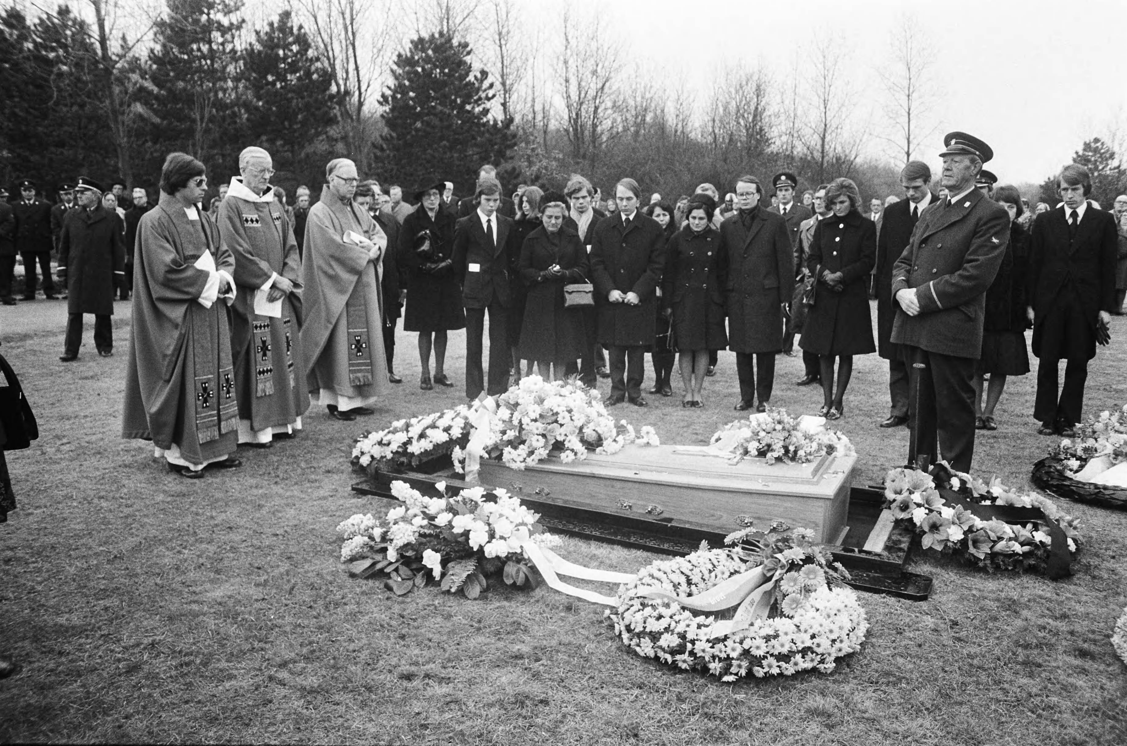 Fotocollectie Anefo — Burgemeester Marijnen van Den Haag begraven; familie bij het graf — Foto: Peters, Hans / Anefo. Licentie: Set B: Rechtenvrij / Publiek Domein. Bron: Nationaal Archief. http://hdl.handle.net/10648/ac6601de-d0b4-102d-bcf8-003048976d84