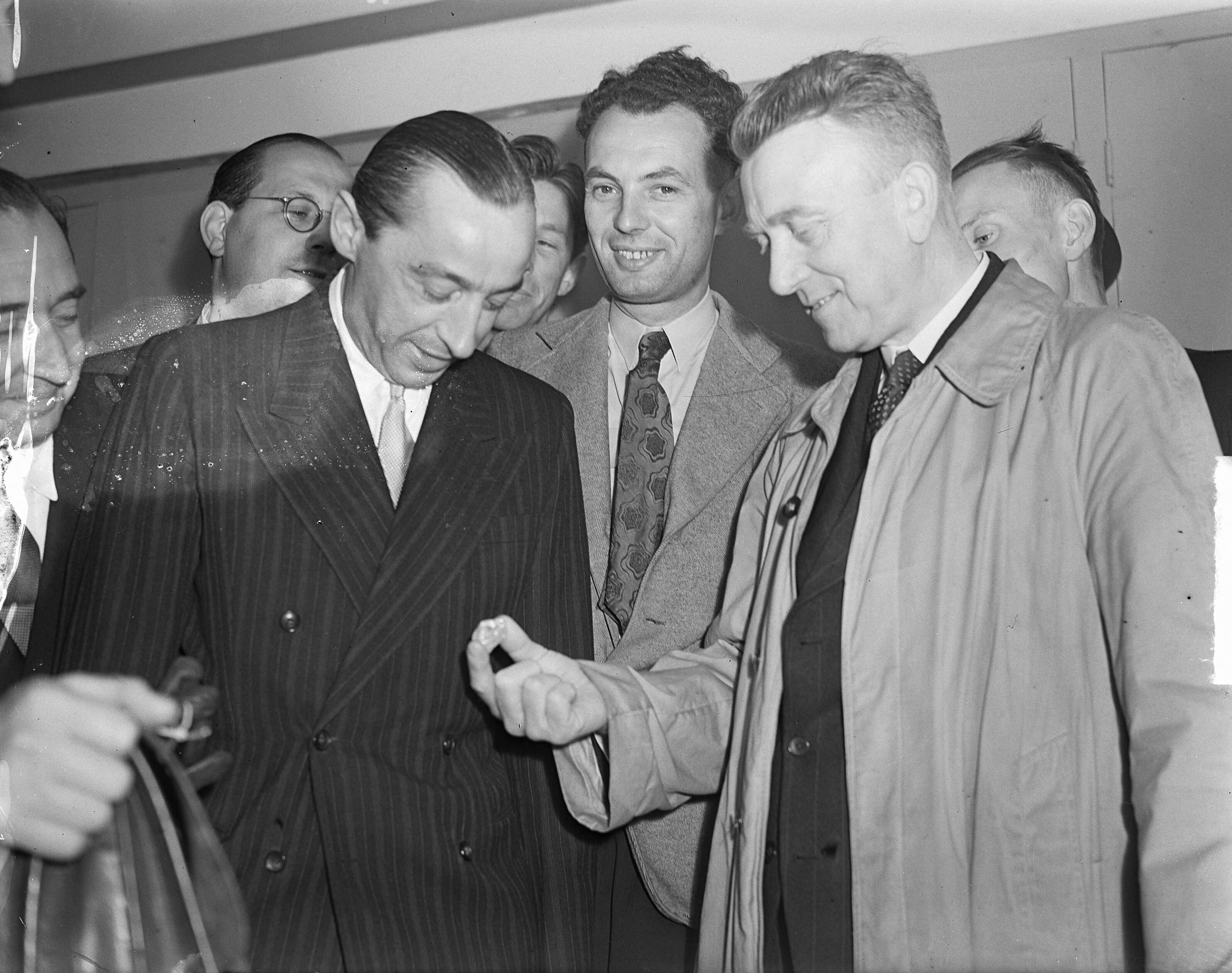 Fotocollectie Anefo — Aankomst diamant voor Diamanttenoonstelling Amsterdam op Schiphol — Foto: Noske, J.D. / Anefo. Licentie: Set B: Rechtenvrij / Publiek Domein. Bron: Nationaal Archief. http://hdl.handle.net/10648/a8c91e08-d0b4-102d-bcf8-003048976d84