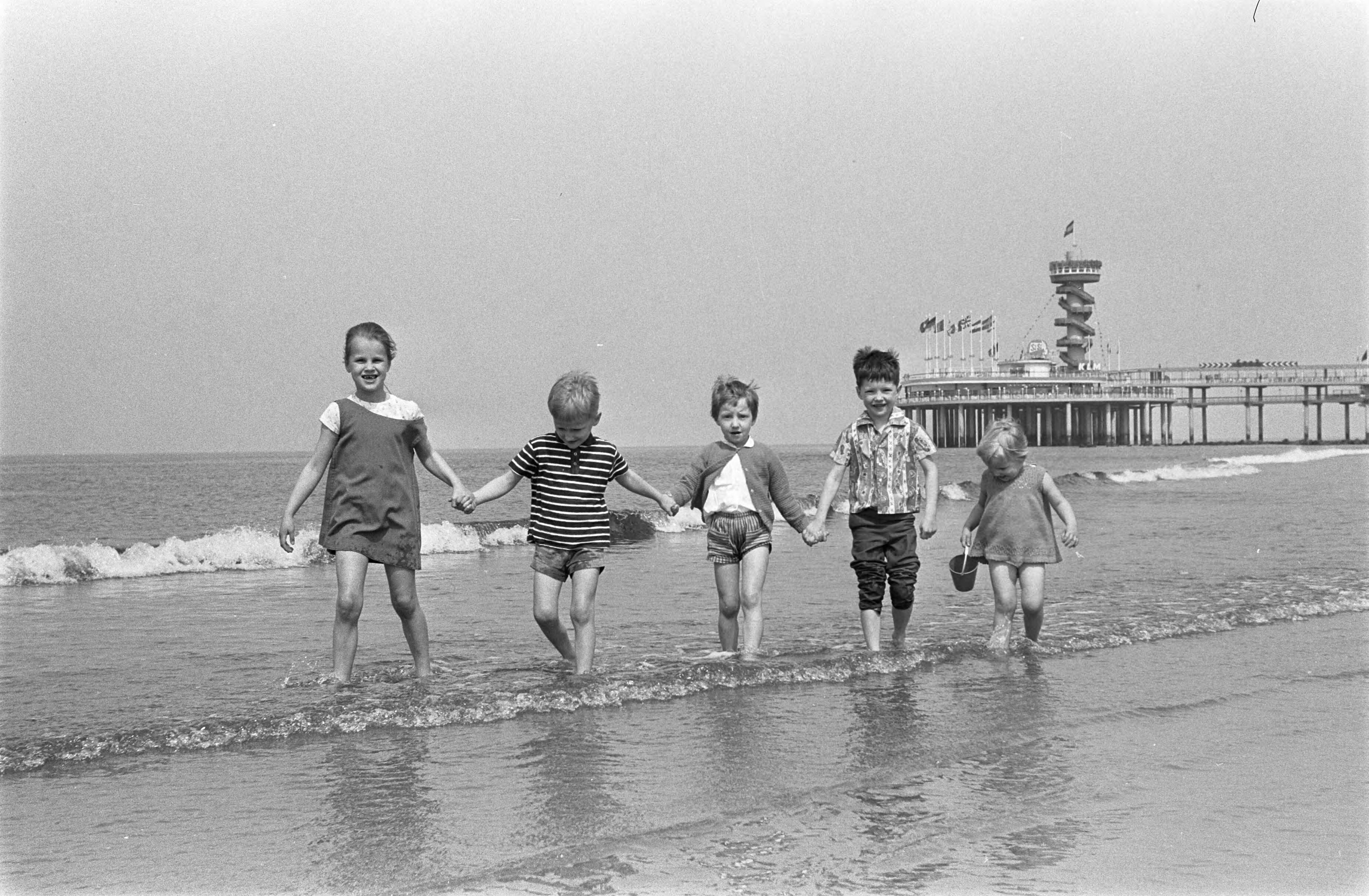 Fotocollectie Anefo — Kinderen op het strand bij Scheveningen — Foto: Koch, Eric / Anefo. Licentie: Set B: Rechtenvrij / Publiek Domein. Bron: Nationaal Archief. http://hdl.handle.net/10648/aa663336-d0b4-102d-bcf8-003048976d84