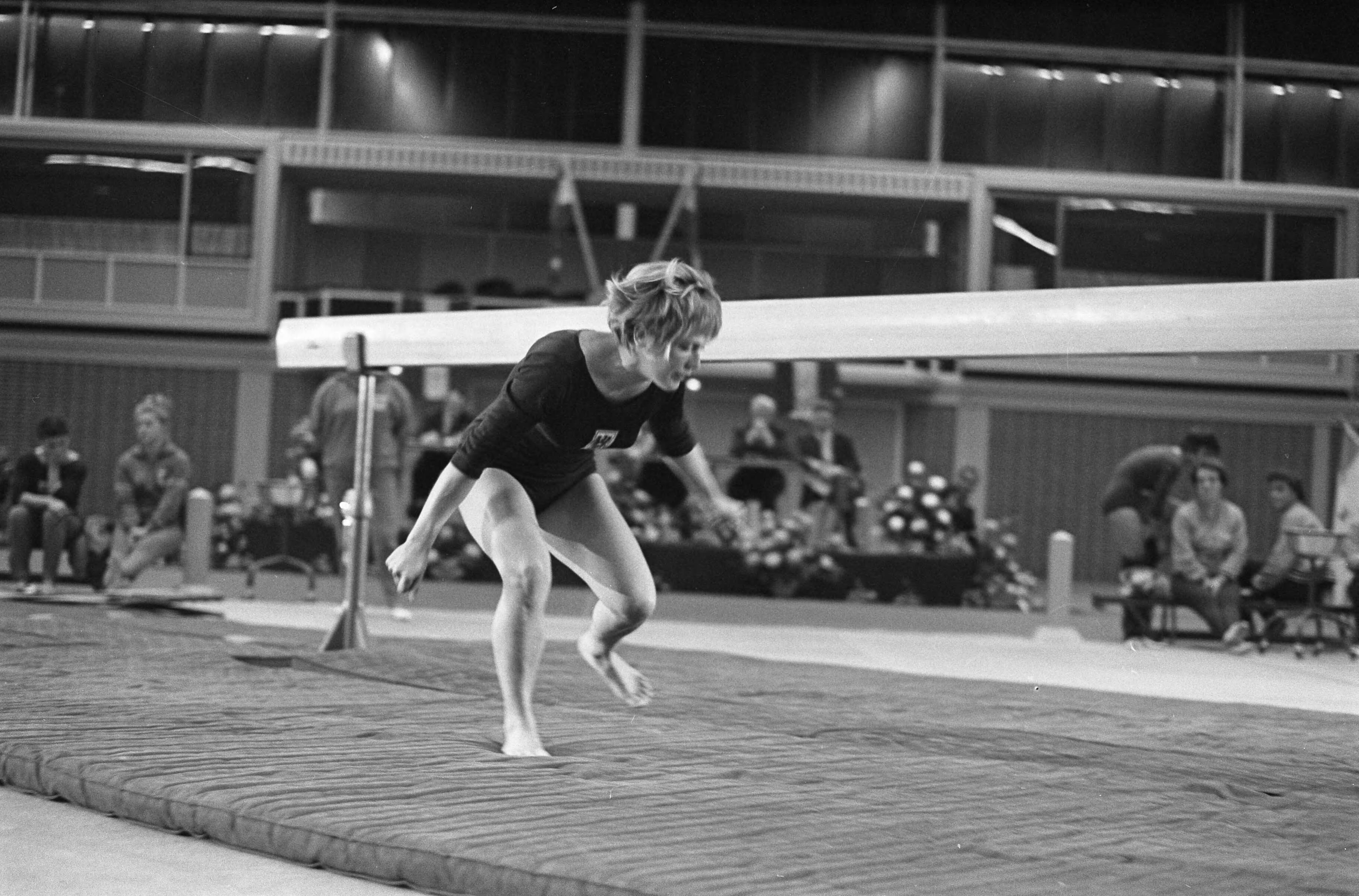 Fotocollectie Anefo — Damesturnen Nederland tegen Oostenrijk in Expohal te Hilversum. Ingrid Ledl (Oostenrijk) bij afsprong evenwichtsbalk — Foto: Rossem, Wim van / Anefo. Licentie: Set B: Rechtenvrij / Publiek Domein. Bron: Nationaal Archief. http://hdl.handle.net/10648/a9e9f8ca-d0b4-102d-bcf8-003048976d84