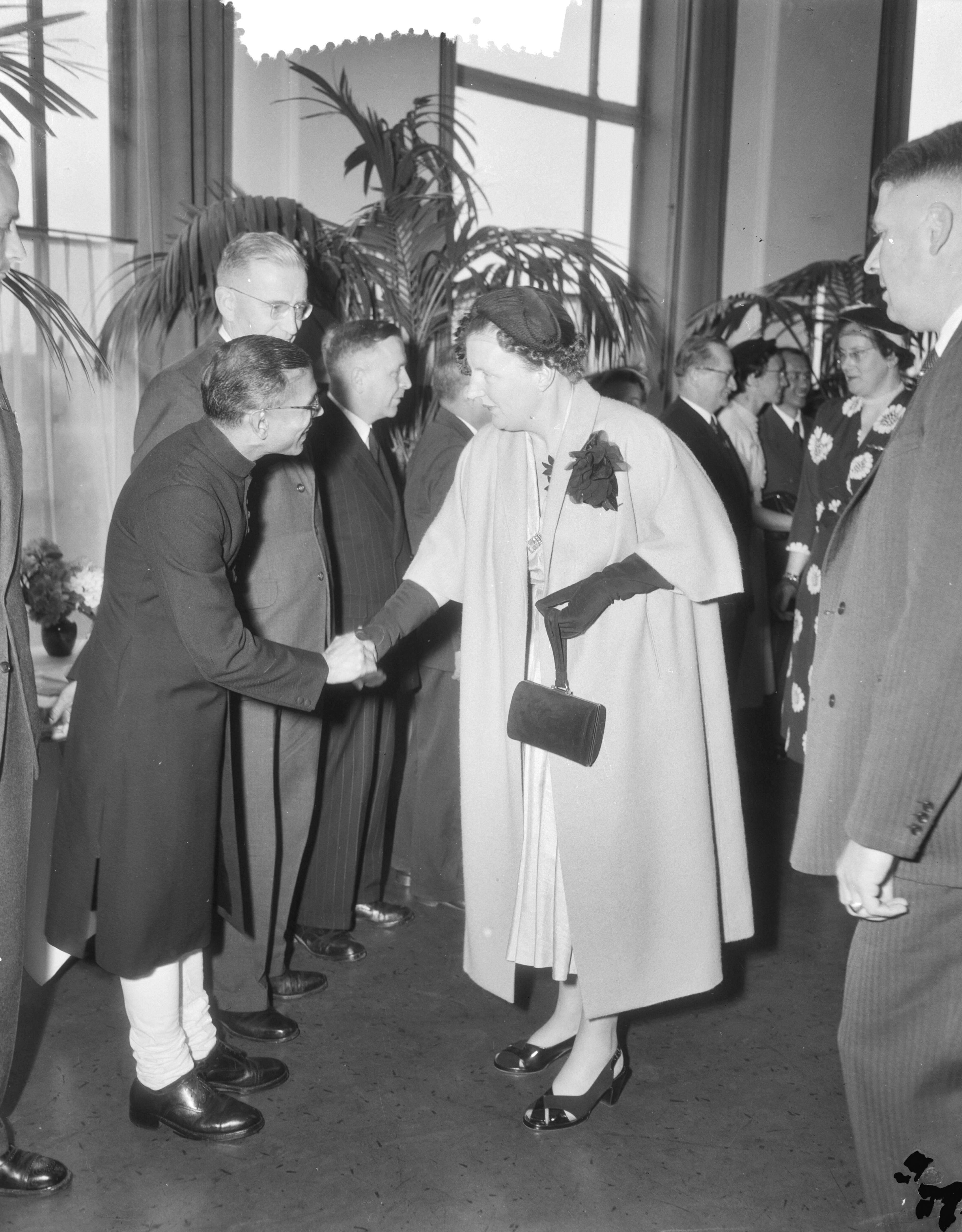 Fotocollectie Anefo — Koningin Juliana bezoekt feestvergadering van het Nederlandse Bijbelgenootschap in Den Haag — Foto: Duinen, G.W. van / Anefo. Licentie: Set B: Rechtenvrij / Publiek Domein. Bron: Nationaal Archief. http://hdl.handle.net/10648/a923c52e-d0b4-102d-bcf8-003048976d84