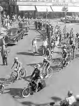 Fotocollectie Anefo — Start 3e Haarlemse Muggenronde (stadhuis Grote Markt) — Foto: Pot, Harry / Anefo. Licentie: Set B: Rechtenvrij / Publiek Domein. Bron: Nationaal Archief. http://hdl.handle.net/10648/a966aefc-d0b4-102d-bcf8-003048976d84