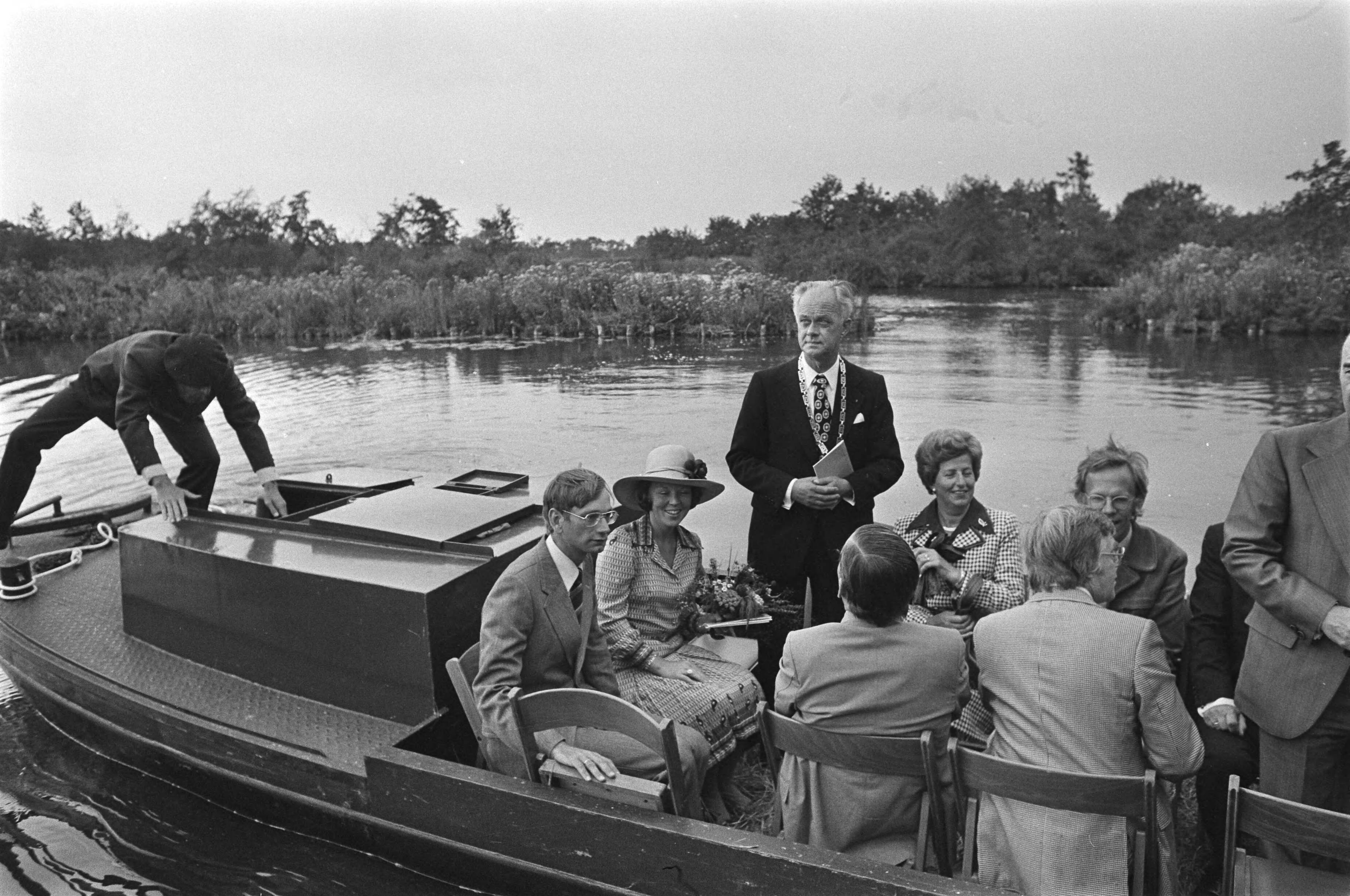 Fotocollectie Anefo — Prinses Beatrix en Prins Claus bezoeken gemeenten in Zuid Holland , varend door natuurgebied Noordeinderplas en Brug van Nieuwkoop — Foto: Verhoeff, Bert / Anefo. Licentie: Set B: Rechtenvrij / Publiek Domein. Bron: Nationaal Archief. http://hdl.handle.net/10648/ac8ac730-d0b4-102d-bcf8-003048976d84