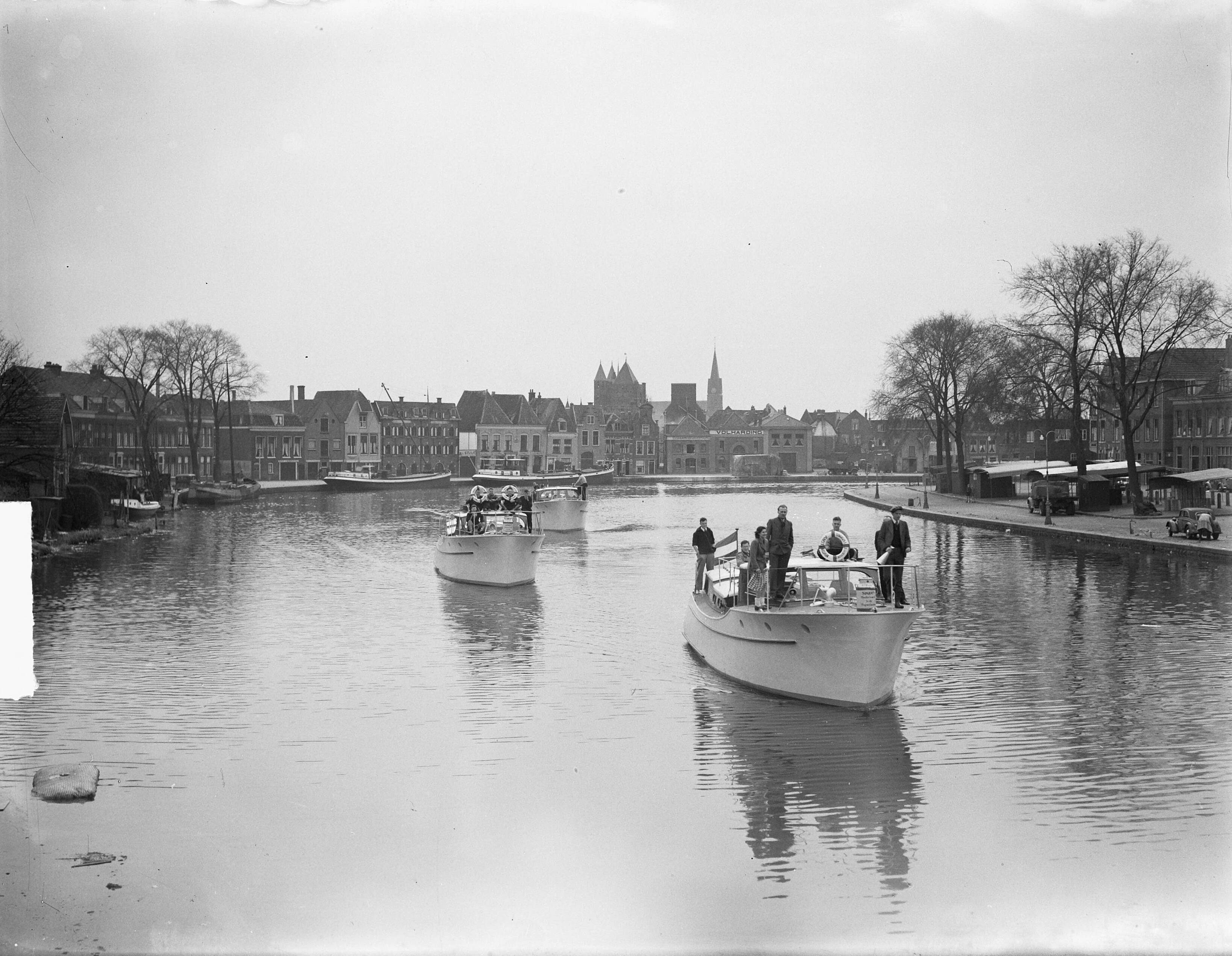 Fotocollectie Anefo — Simavi 3 barkassen in Delfse Stad te Haarlem — Foto: Nijs, Jac. de / Anefo. Licentie: Set B: Rechtenvrij / Publiek Domein. Bron: Nationaal Archief. http://hdl.handle.net/10648/a8d6e948-d0b4-102d-bcf8-003048976d84