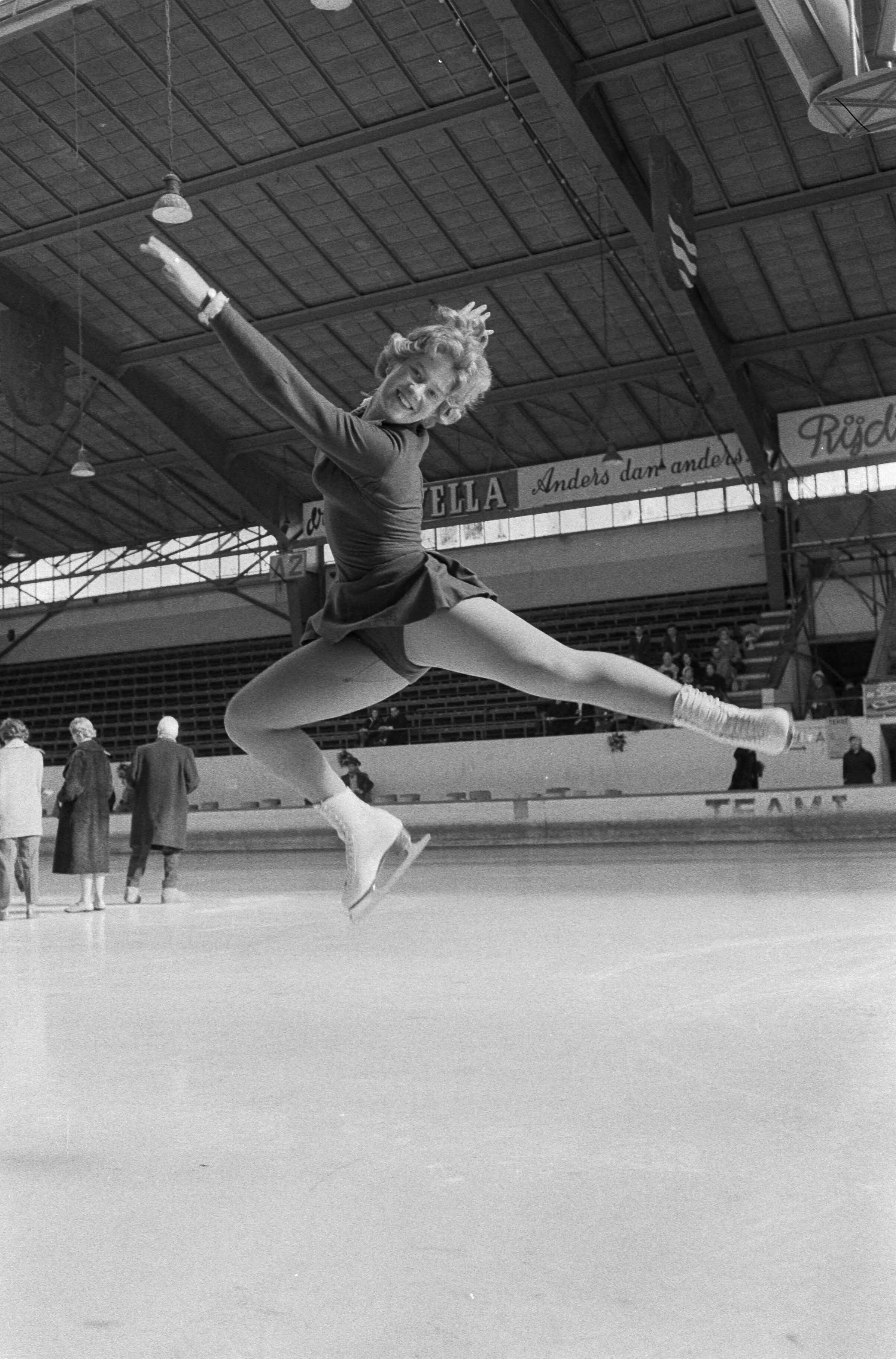 Fotocollectie Anefo — Nederlandse kampioenschappen kunstrijden in Den Haag. Sjoukje Dijkstra werd voor de 5e keer Nederlands kampioene — Foto: Pot, Harry / Anefo. Licentie: Set B: Rechtenvrij / Publiek Domein. Bron: Nationaal Archief. http://hdl.handle.net/10648/a9ce2352-d0b4-102d-bcf8-003048976d84