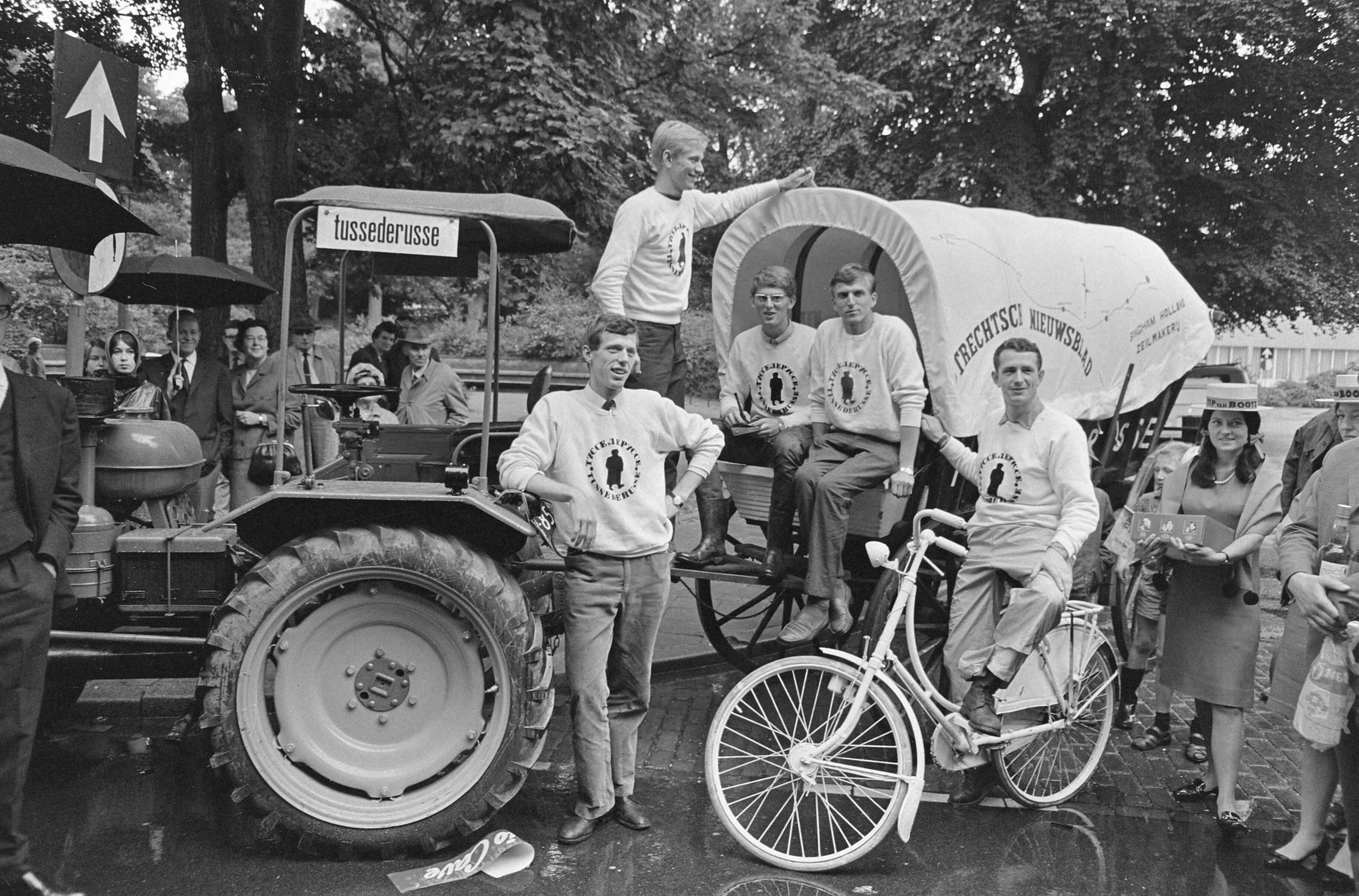 Fotocollectie Anefo — Vijf Utrechtse studenten per huifkar naar Rusland — Foto: Nijs, Jac. de / Anefo. Licentie: Set B: Rechtenvrij / Publiek Domein. Bron: Nationaal Archief. http://hdl.handle.net/10648/aaf29966-d0b4-102d-bcf8-003048976d84