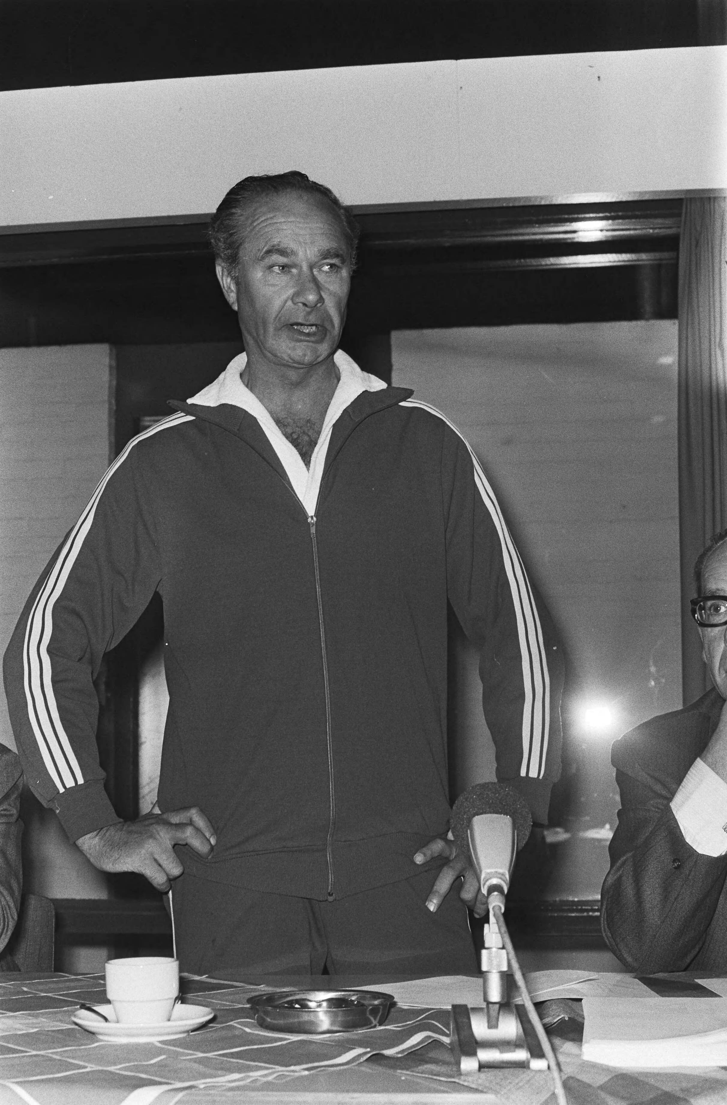 Fotocollectie Anefo — Selectie voor Nederlands elftal traint in KNVB-centrum, Zeist voor wedstrijd tegen Joegoslavie; Fadhronc — Foto: Mieremet, Rob / Anefo. Licentie: Set B: Rechtenvrij / Publiek Domein. Bron: Nationaal Archief. http://hdl.handle.net/10648/aba5c84c-d0b4-102d-bcf8-003048976d84