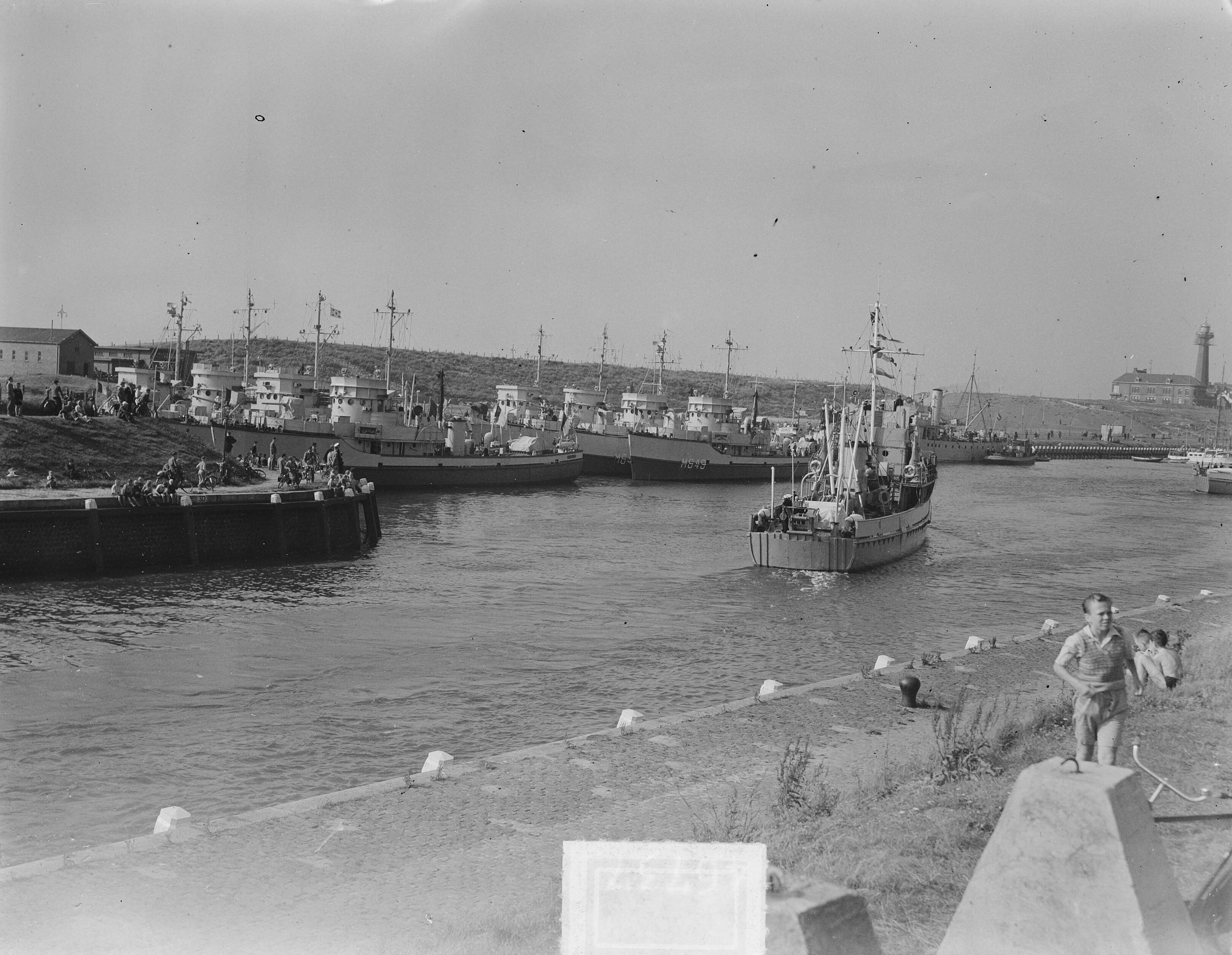 Vlootoefening "Factotum". Vlootschouw mijnenvegers voor Scheveningen — Vlootoefening "Factotum". Vlootschouw mijnenvegers voor Scheveningen. In de Scheveningse haven — Foto: Duinen, H. van / Anefo. Licentie: Set B: Rechtenvrij / Publiek Domein. Bron: Nationaal Archief. http://hdl.handle.net/10648/a8ecc4e8-d0b4-102d-bcf8-003048976d84