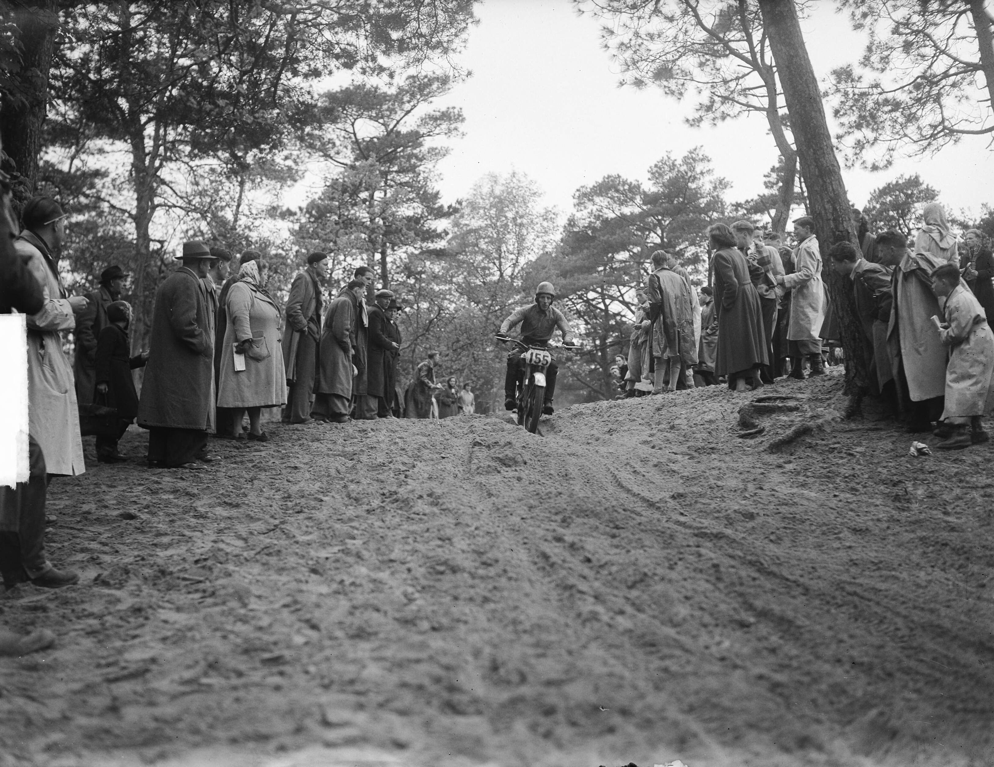 Internationaal motorraces voor terreinrijders op Duinrell (Wassenaar) — Foto: Nijs, Jac. de / Anefo. — Licentie: Set B: Rechtenvrij / Publiek Domein. Bron: Nationaal Archief. http://hdl.handle.net/10648/a8d8ad3c-d0b4-102d-bcf8-003048976d84