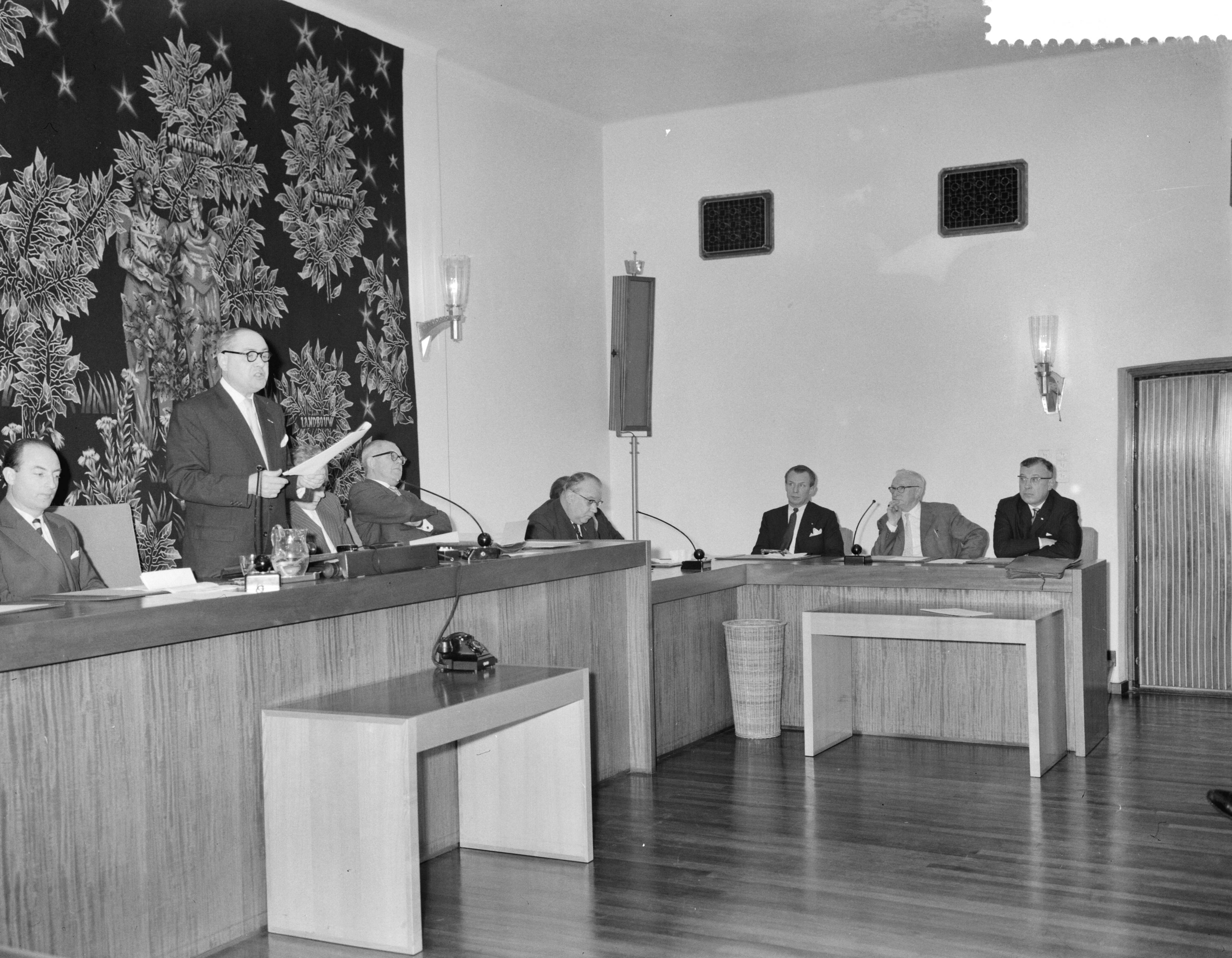 Fotocollectie Anefo — Openbare vergadering voor Detailhandel in alcoholhoudende dranken in het SER gebouw te Den Haag — Foto: Rossem, Wim van / Anefo. Licentie: Set B: Rechtenvrij / Publiek Domein. Bron: Nationaal Archief. http://hdl.handle.net/10648/a9a4d3da-d0b4-102d-bcf8-003048976d84