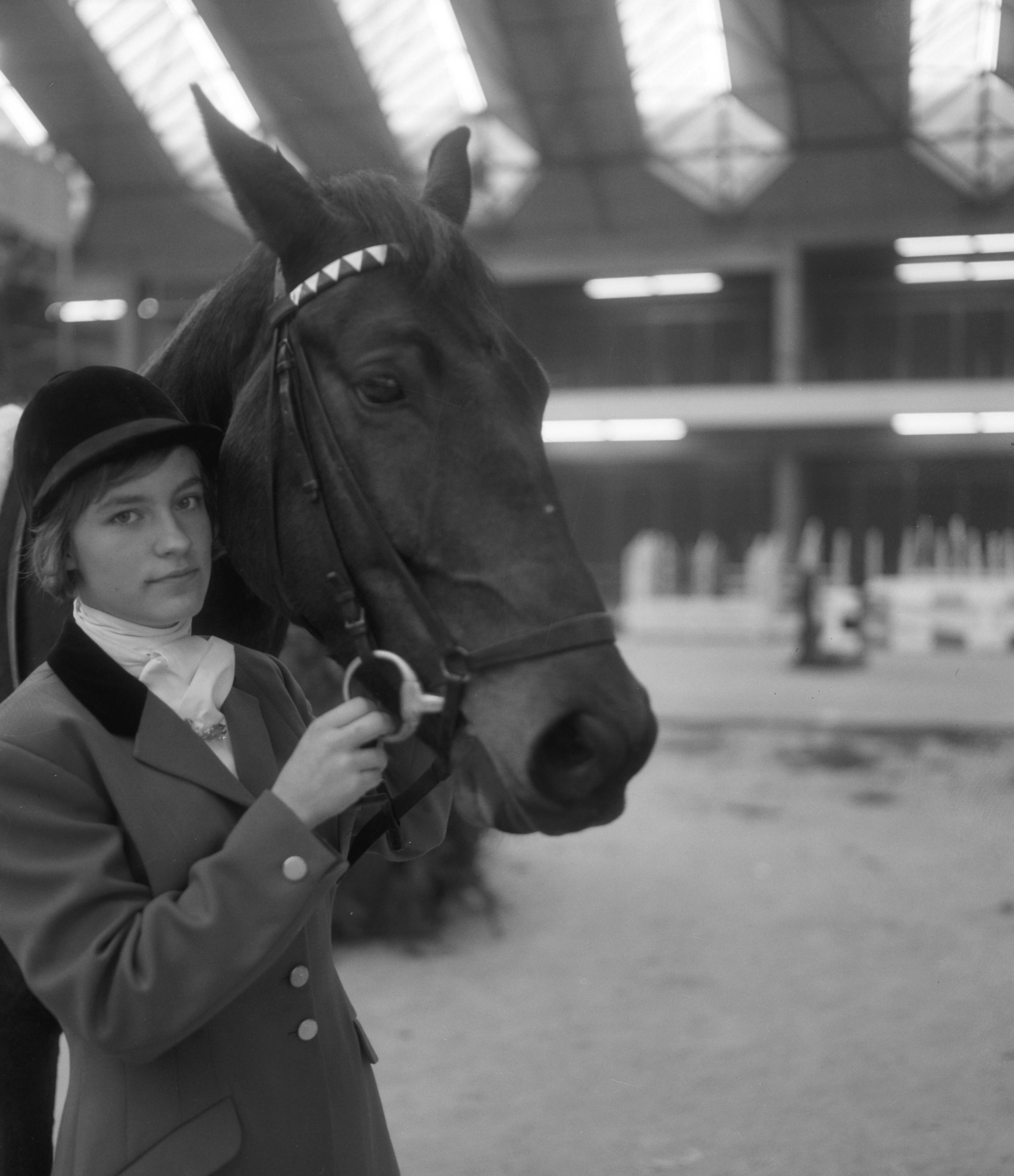 Jumping Amsterdam in de RAI te Amsterdam — Jonge amazone met haar paard — Foto: Bilsen, Joop van / Anefo. Licentie: Set B: Rechtenvrij / Publiek Domein. Bron: Nationaal Archief. http://hdl.handle.net/10648/ab0224ee-d0b4-102d-bcf8-003048976d84