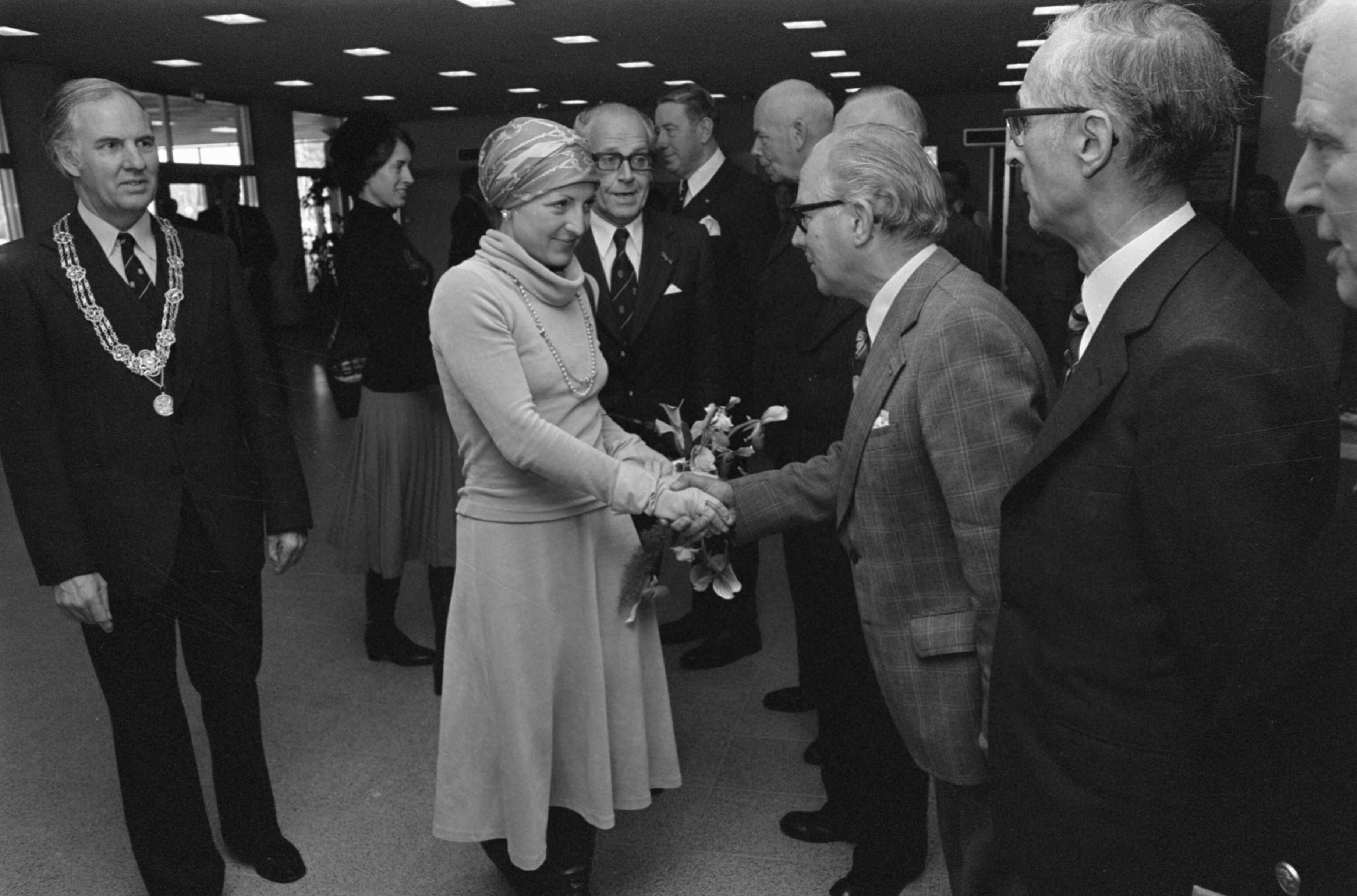 Fotocollectie Anefo — Prinses Margriet woont in Den Haag symposium bij van Rheumabestrijding; Margriet reikt Edaga Stene prijs uit aan mevr. V.d. Tuin Brouwer — Foto: Peters, Hans / Anefo. Licentie: Set B: Rechtenvrij / Publiek Domein. Bron: Nationaal Archief. http://hdl.handle.net/10648/ac8e27c2-d0b4-102d-bcf8-003048976d84