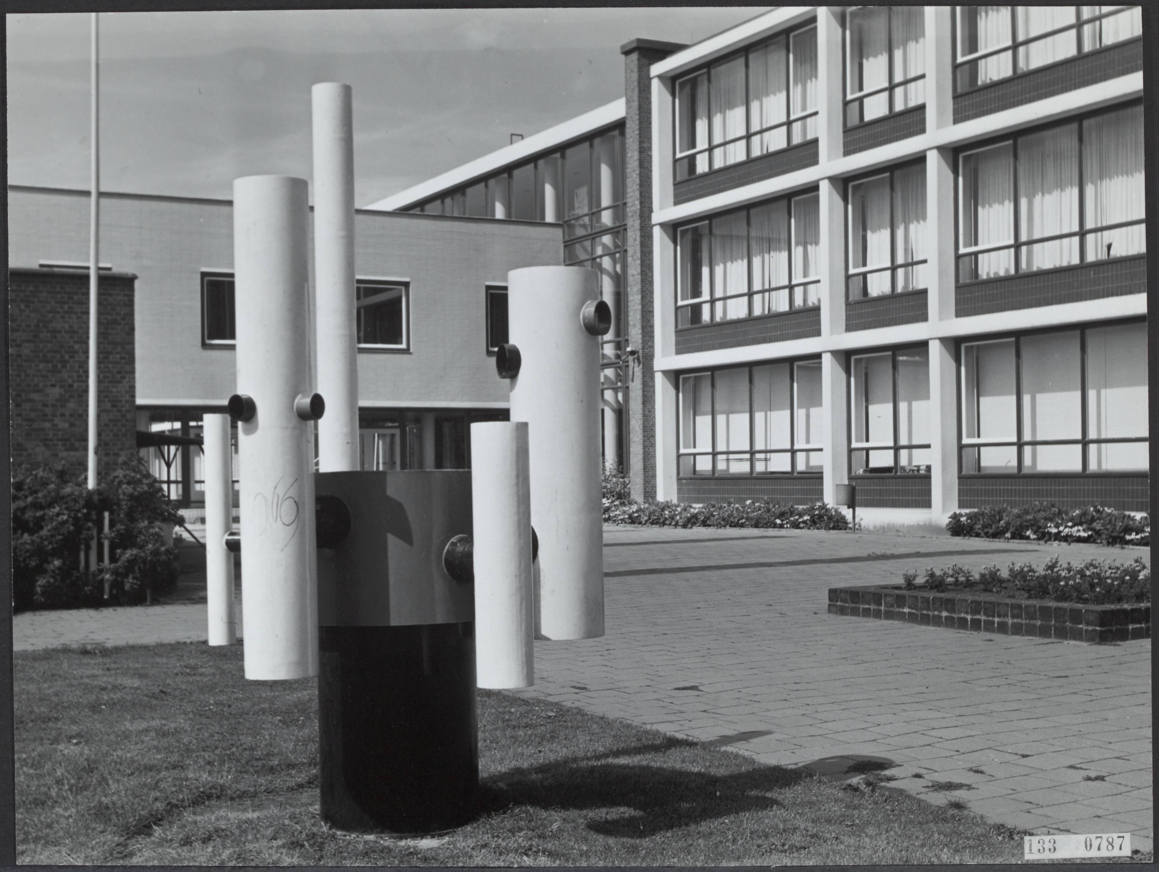 Fotocollectie Rijksvoorlichtingsdienst Eigen — Den Haag. Stevincollege, Zuidlarenlaan: buizenplastiek van J. C. Snoeck — Foto: Fotodienst Gemeente Den Haag. Licentie: Set B: Rechtenvrij / Publiek Domein. Bron: Nationaal Archief. http://hdl.handle.net/10648/af5a8a2c-d0b4-102d-bcf8-003048976d84