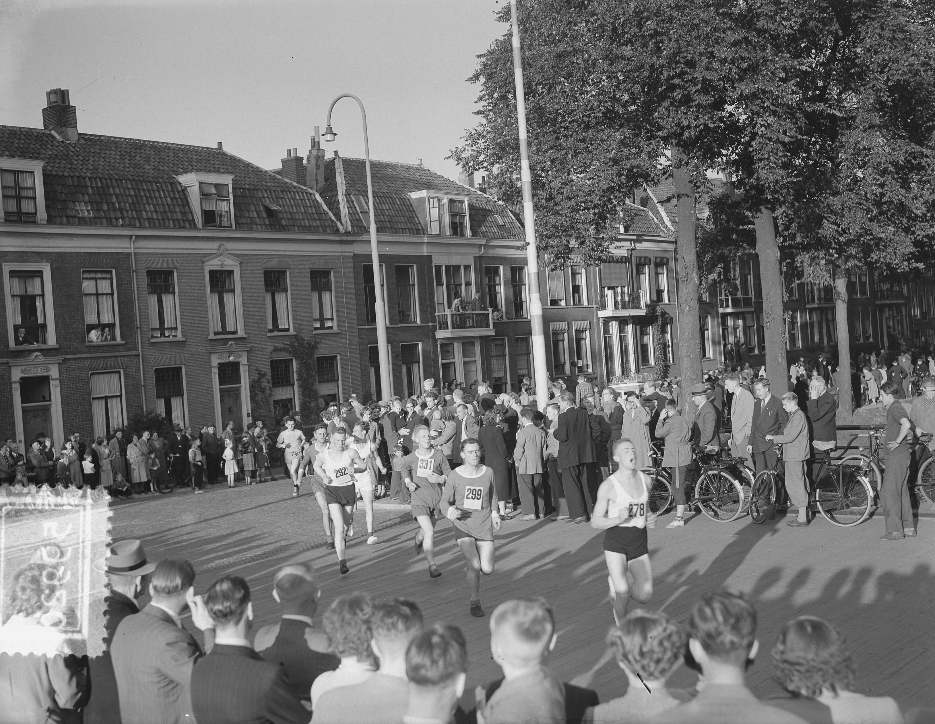 Fotocollectie Anefo — Singelloop door Utrecht (Weersingel) — Foto: Behrens, Herbert F. / Anefo. Licentie: Set B: Rechtenvrij / Publiek Domein. Bron: Nationaal Archief. http://hdl.handle.net/10648/a9140a4e-d0b4-102d-bcf8-003048976d84