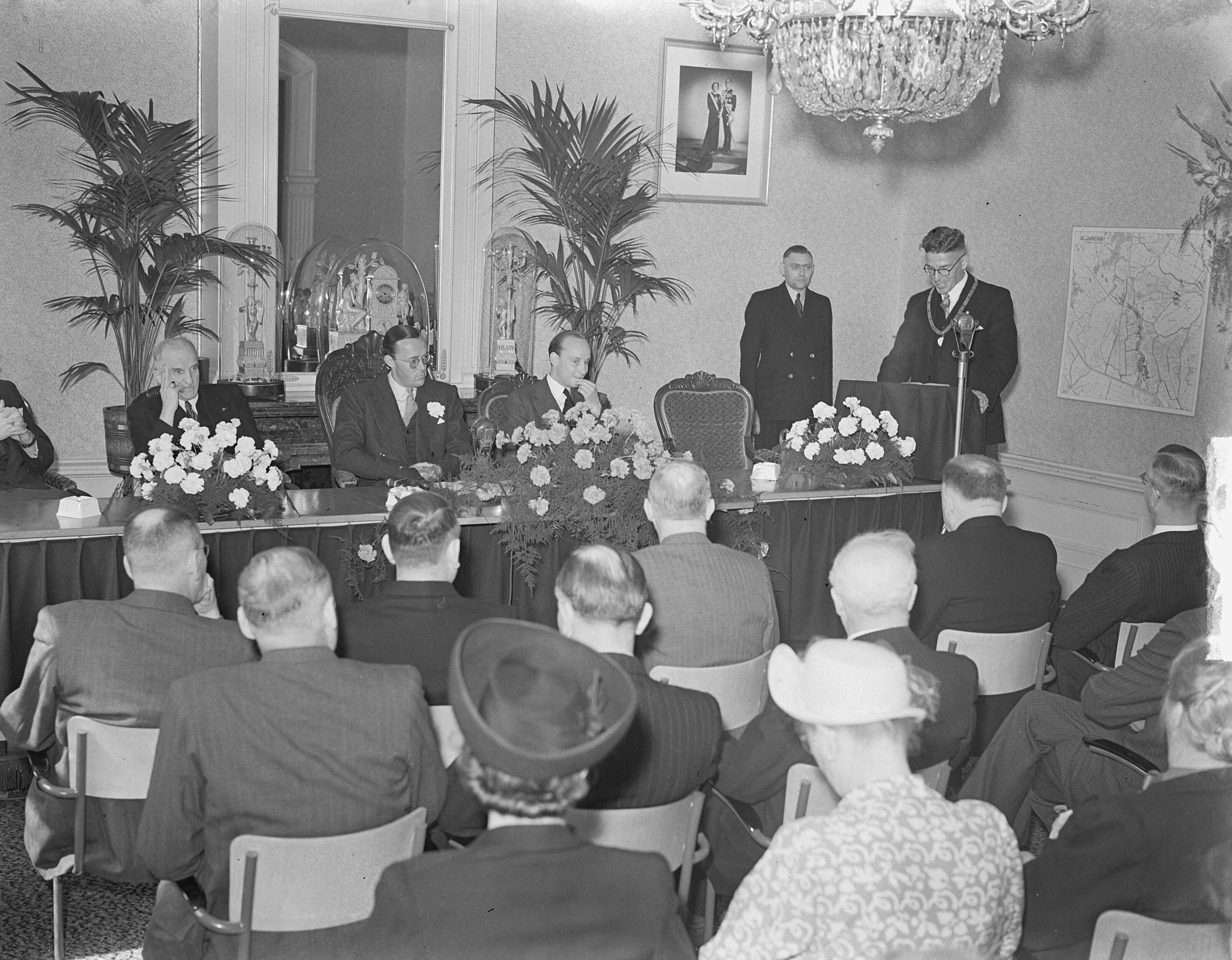 Fotocollectie Anefo — Prins Bernhard in gemeentehuis Zaandam — Foto: Bilsen, Joop van / Anefo. Licentie: Set B: Rechtenvrij / Publiek Domein. Bron: Nationaal Archief. http://hdl.handle.net/10648/a8cb1014-d0b4-102d-bcf8-003048976d84