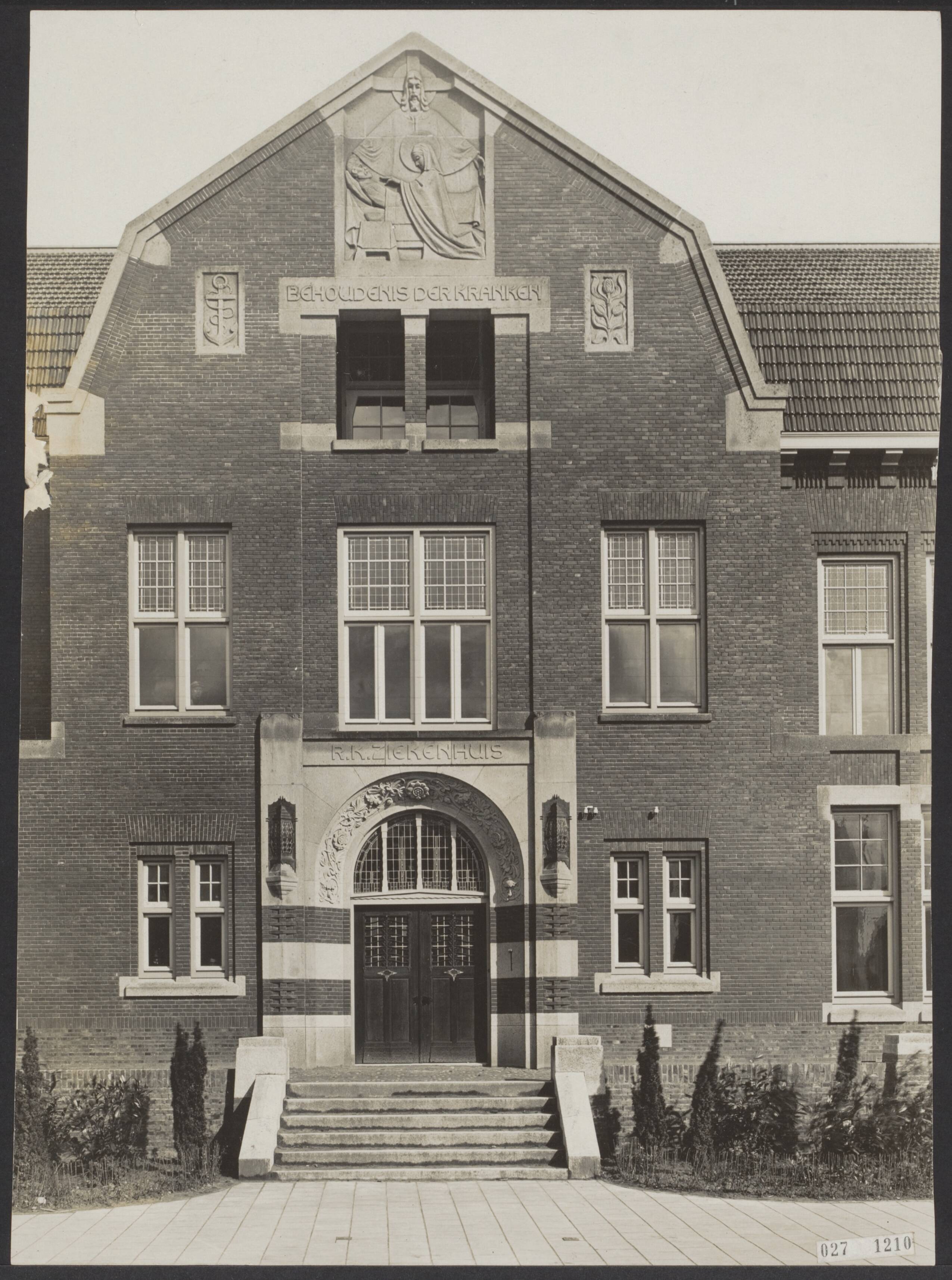 Fotocollectie Elsevier Binnenland — Ingang van het R.K. Ziekenhuis te Groningen — Foto: Kramer, Piet. Licentie: Set B: Rechtenvrij / Publiek Domein. Bron: Nationaal Archief. http://hdl.handle.net/10648/addbf5d2-d0b4-102d-bcf8-003048976d84