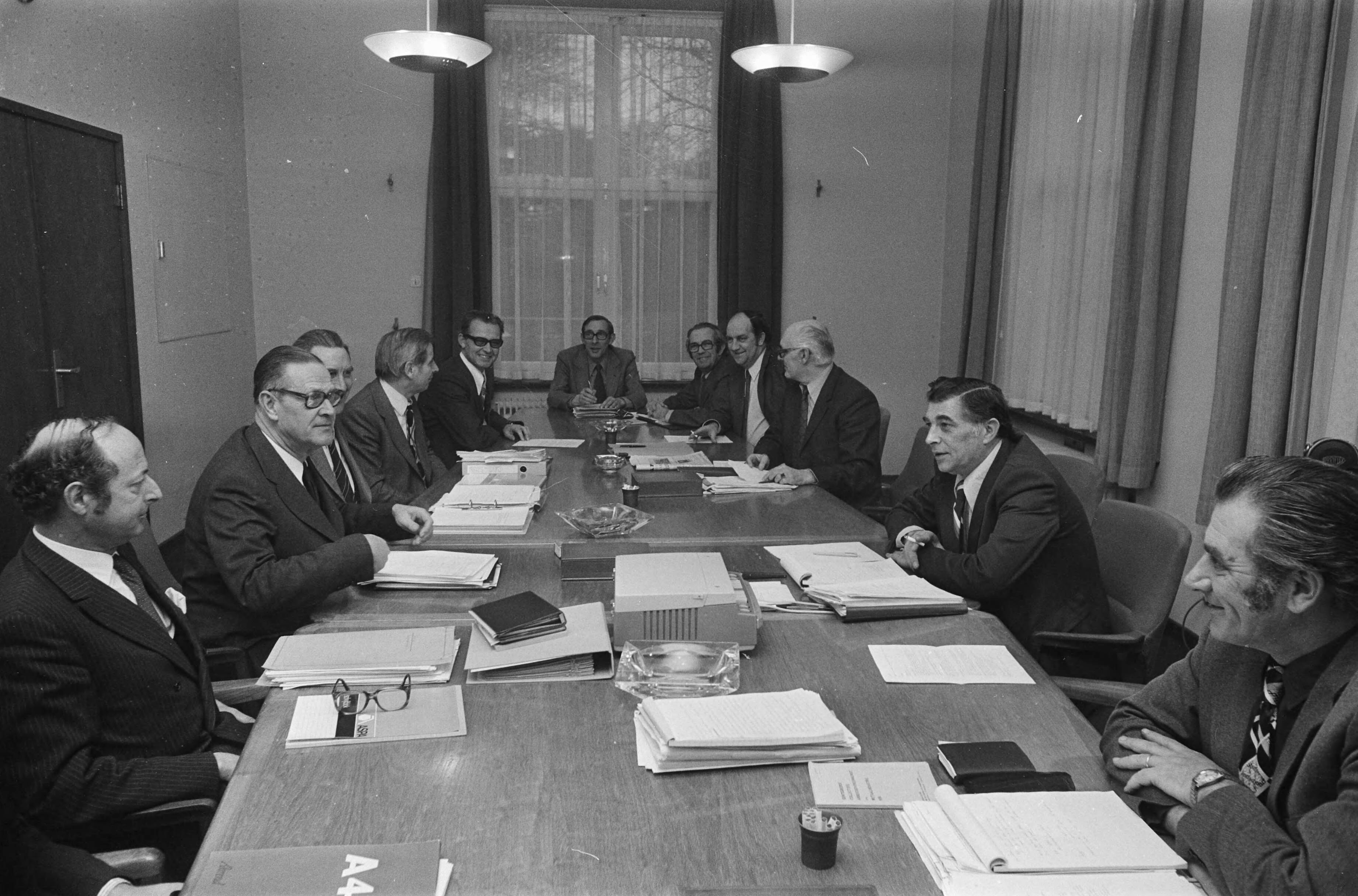 Fotocollectie Anefo — Slotoverleg metaal-CAO in Den Haag , werknemers (l) en werkgevers rond tafel, voorz. Wamsteker (l) en voorzitter Prins (werkgevers) — Foto: Verhoeff, Bert / Anefo. Licentie: Set B: Rechtenvrij / Publiek Domein. Bron: Nationaal Archief. http://hdl.handle.net/10648/ac60566c-d0b4-102d-bcf8-003048976d84