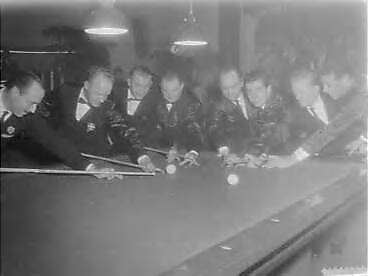Fotocollectie Anefo — Europese biljartkampioenschap driebanden in Hilversum. Deelnemers aan het toernooi: v.l.n.r. Dominga (Spanje), Sogard (Denemarken), Popeyus(Nederland), — Foto: Pot, Harry / Anefo. Licentie: Set B: Rechtenvrij / Publiek Domein. Bron: Nationaal Archief. http://hdl.handle.net/10648/a98f3dcc-d0b4-102d-bcf8-003048976d84