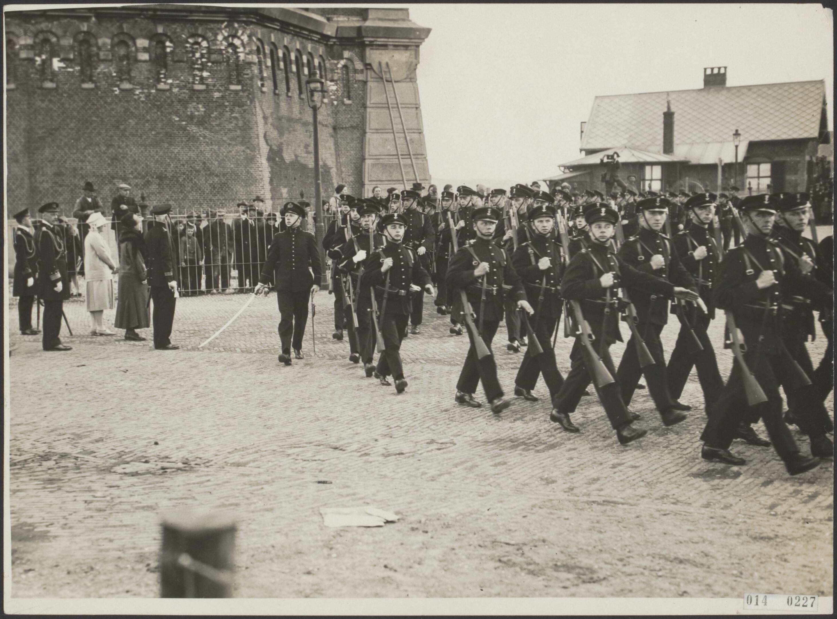 Fotocollectie Elsevier Binnenland — Defilé van mariniers en adelborsten voor koningin Wilhelmina voor haar buitenverblijf "De Ruygenhoek" te Scheveningen — Foto: N.V. Vereenigde Fotobureaux. Licentie: Set B: Rechtenvrij / Publiek Domein. Bron: Nationaal Archief. http://hdl.handle.net/10648/adaffafe-d0b4-102d-bcf8-003048976d84
