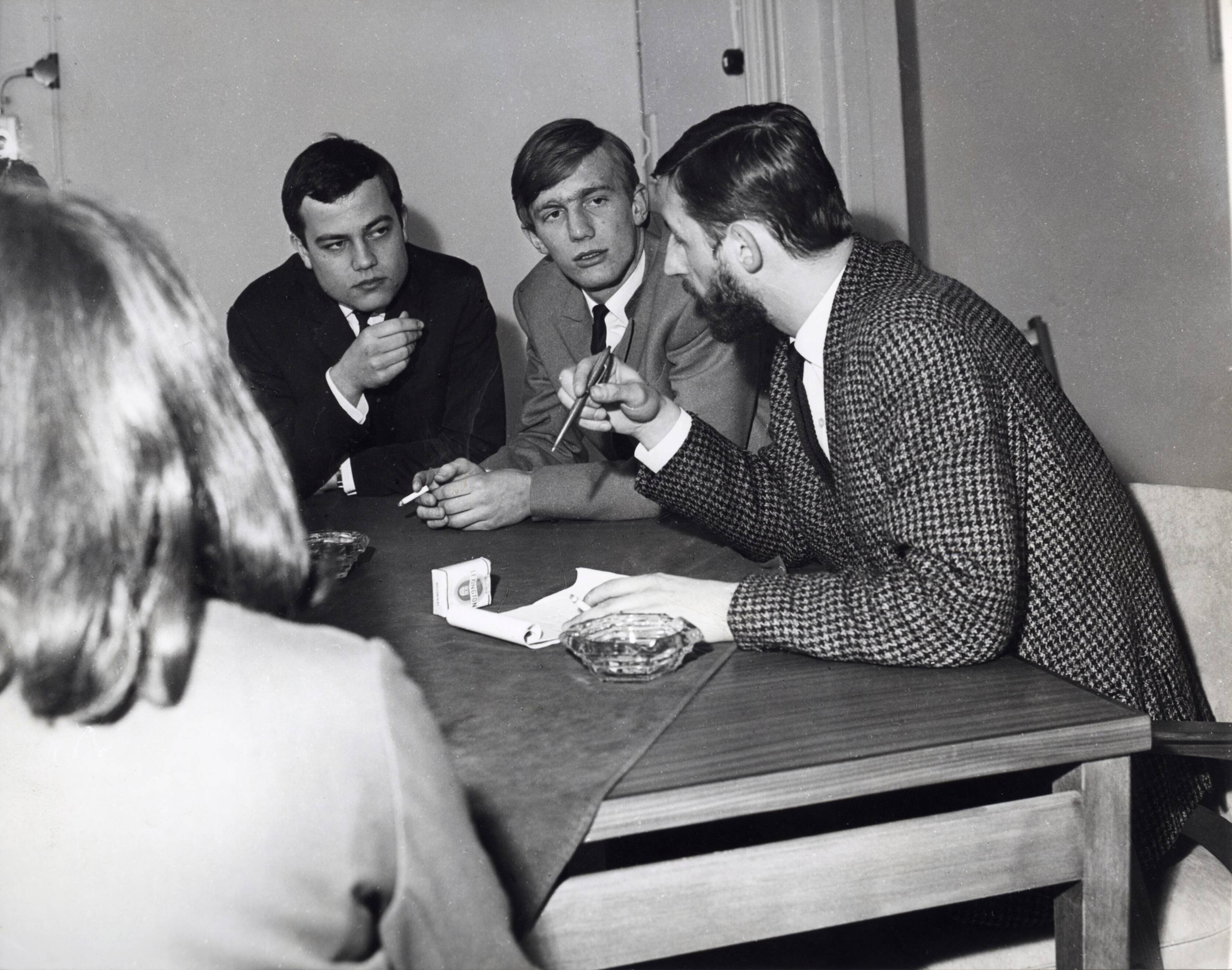 Collectie nader te bepalen — [Serie: Spaarnestad bedrijfsvoering] [drie jonge mannen overleggen zittend aan een tafel] — Foto: Fotograaf Onbekend / Fotobureau onbekend / Spaarnestad Photo (05887). Licentie: Set B: Rechtenvrij / Publiek Domein. Bron: Nationaal Archief. http://hdl.handle.net/10648/35429da6-4153-a382-e063-6df0900a6686