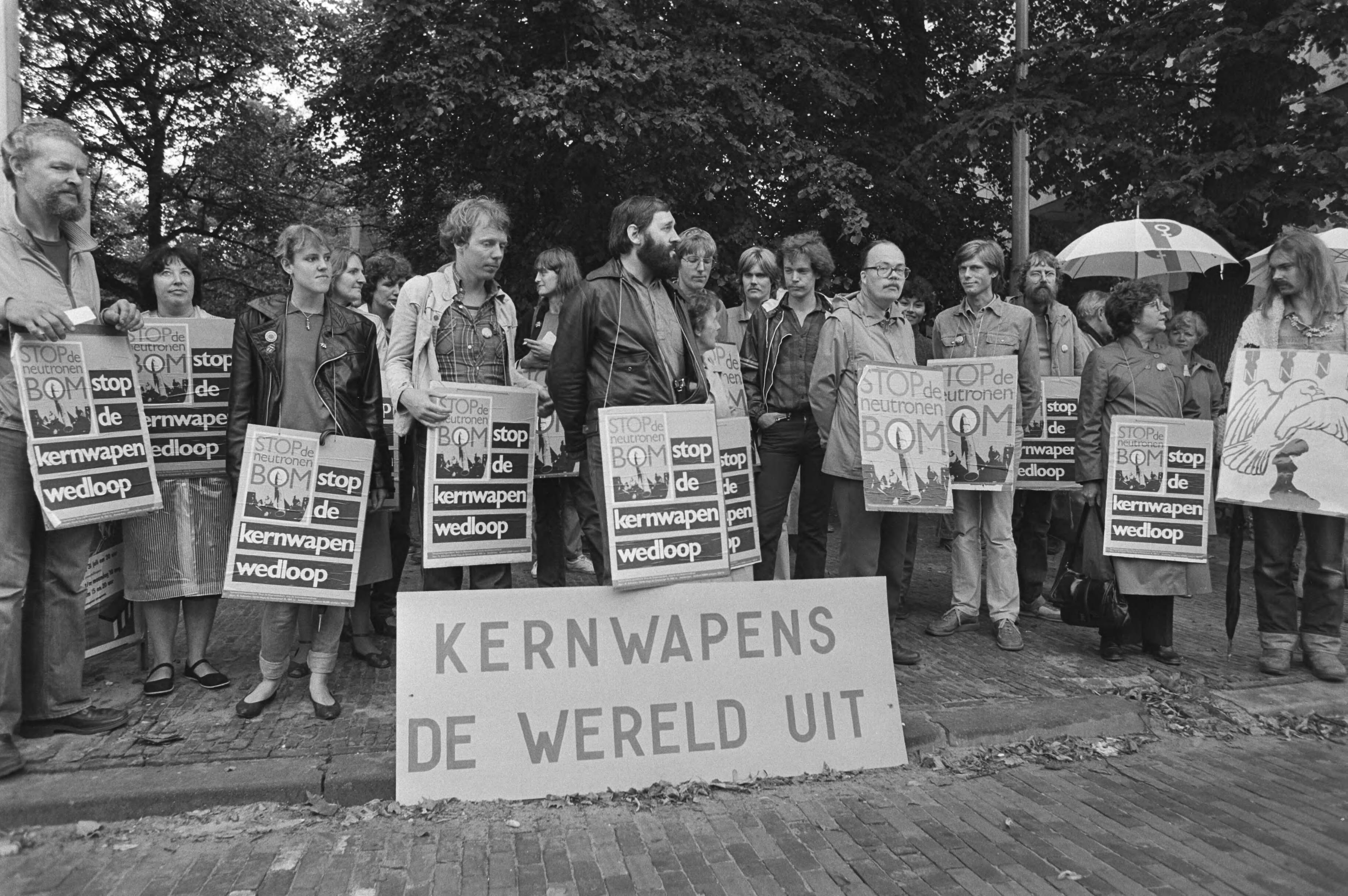 Fotocollectie Anefo — Demonstratie voor de Amerikaanse ambassade in Den Haag tegen het besluit van de Amerikaanse regering om de neutronenbom in produktie te nemen — Foto: Croes, Rob C. / Anefo. Licentie: Set B: Rechtenvrij / Publiek Domein. Bron: Nationaal Archief. http://hdl.handle.net/10648/ad013848-d0b4-102d-bcf8-003048976d84