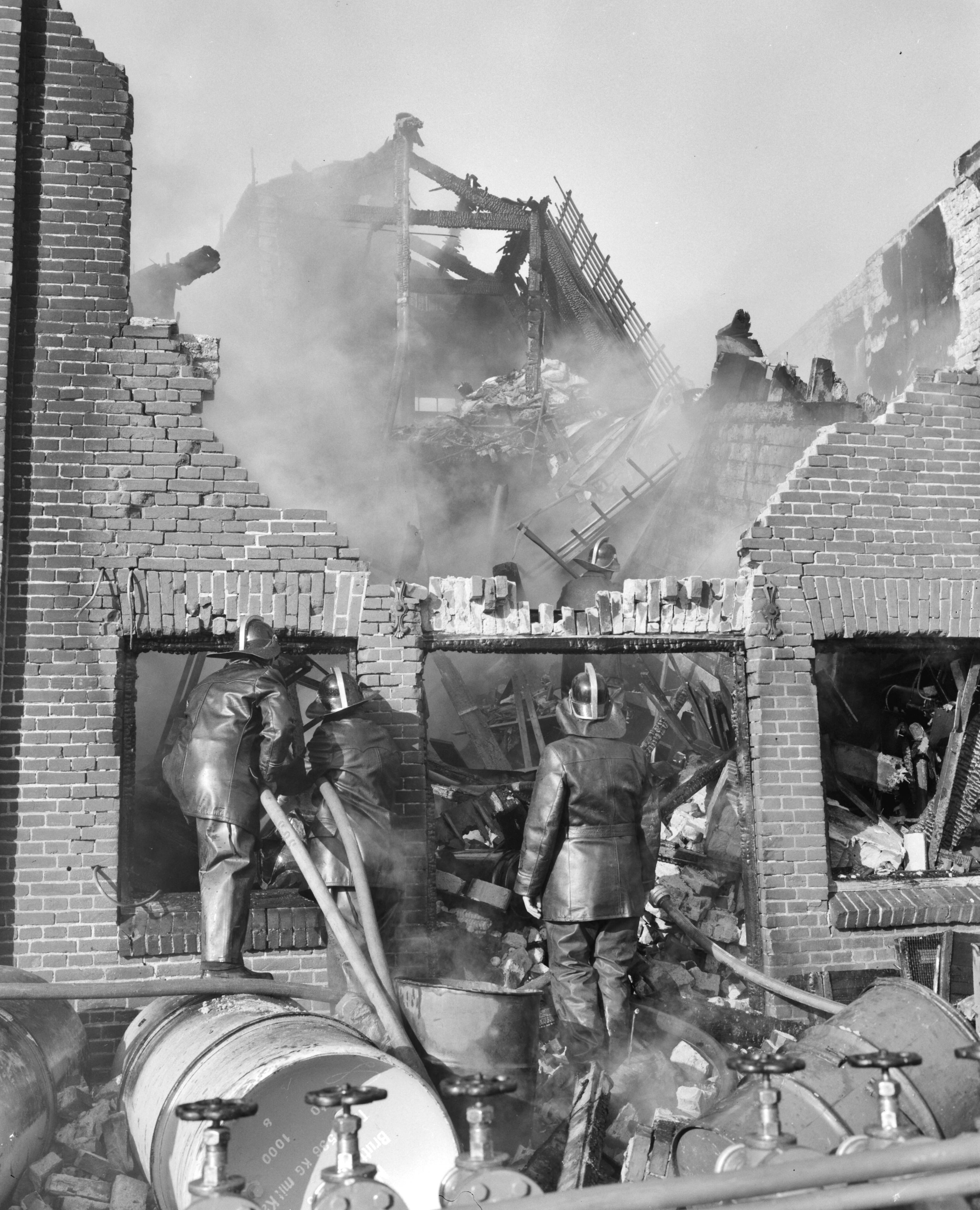 Fotocollectie Anefo — Brand in chemische fabriek te Zaandam aan de Westzijde — Foto: Rossem, Wim van / Anefo. Licentie: Set B: Rechtenvrij / Publiek Domein. Bron: Nationaal Archief. http://hdl.handle.net/10648/a9a88926-d0b4-102d-bcf8-003048976d84