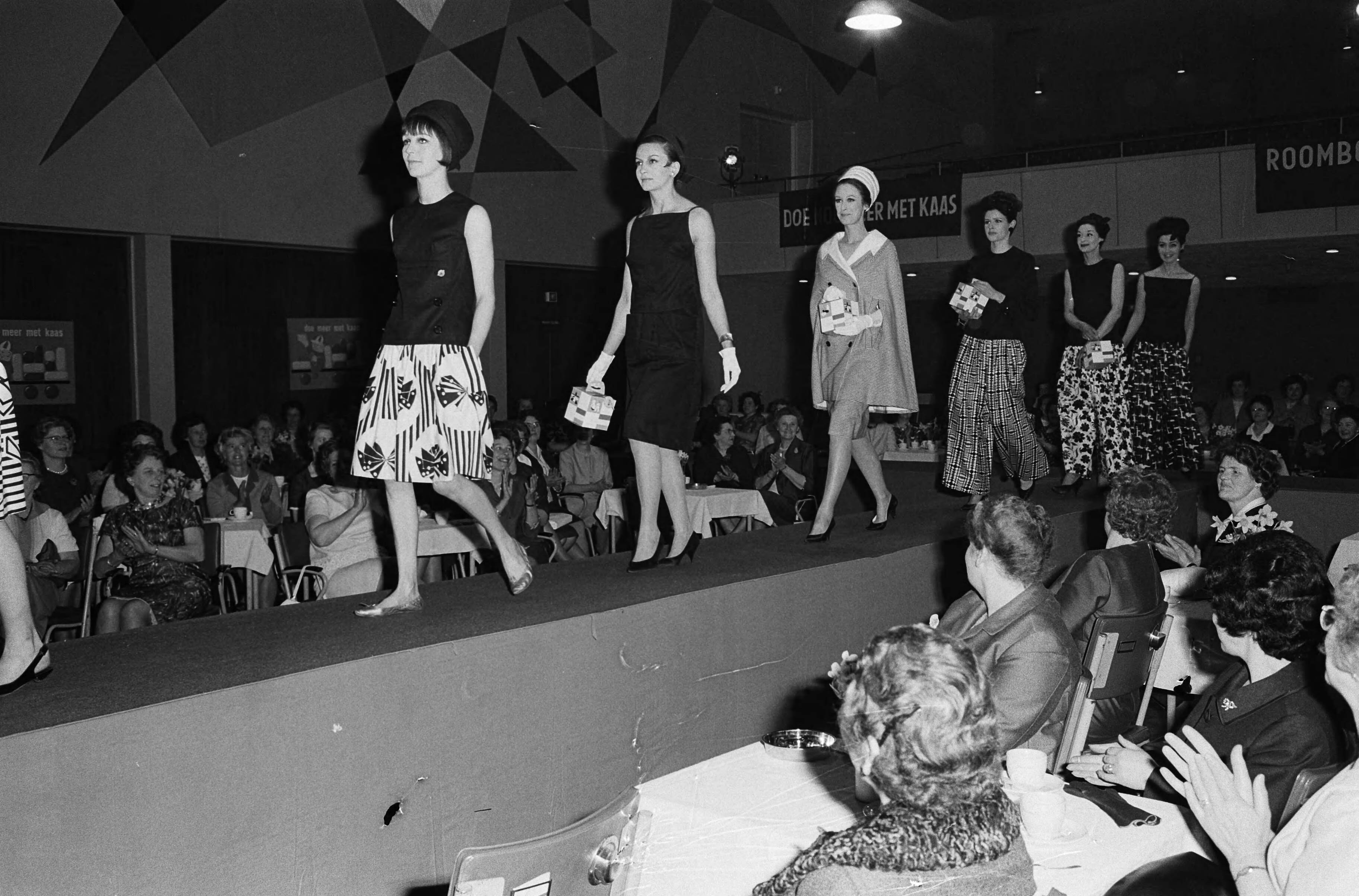 Fotocollectie Anefo — [Opdracht Nederlandse Vereniging van Kaasexporteurs , Zwarteweg 25 Den Haag ] Modeshow — Foto: Broers, F.N. / Anefo. Licentie: Set B: Rechtenvrij / Publiek Domein. Bron: Nationaal Archief. http://hdl.handle.net/10648/aa343b60-d0b4-102d-bcf8-003048976d84