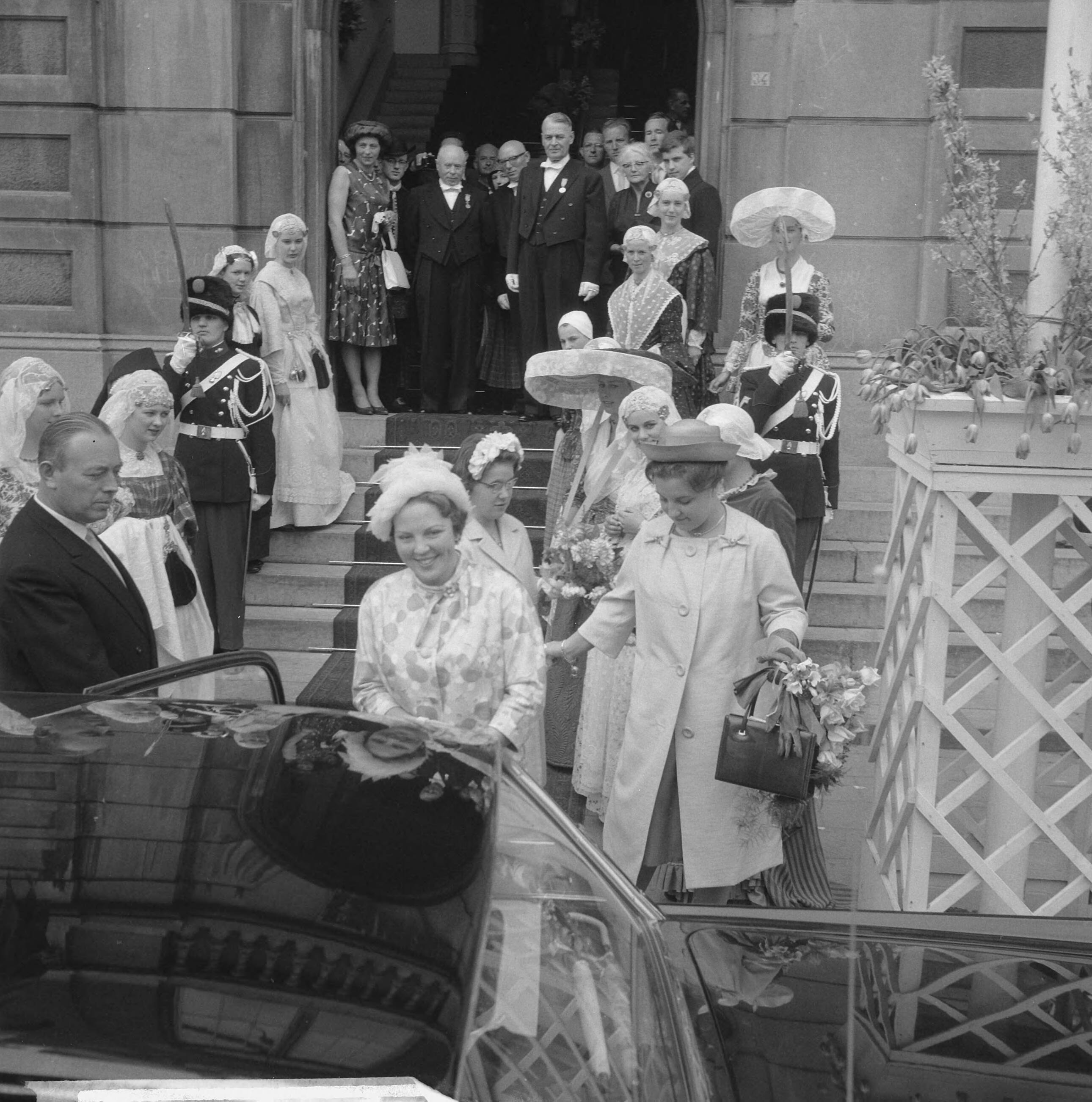 Koninklijk bezoek aan Groningen en Friesland (1962) — Koninklijk bezoek aan Leeuwarden — Foto: Merk, Ben / Anefo. Licentie: Set B: Rechtenvrij / Publiek Domein. Bron: Nationaal Archief. http://hdl.handle.net/10648/aa072814-d0b4-102d-bcf8-003048976d84