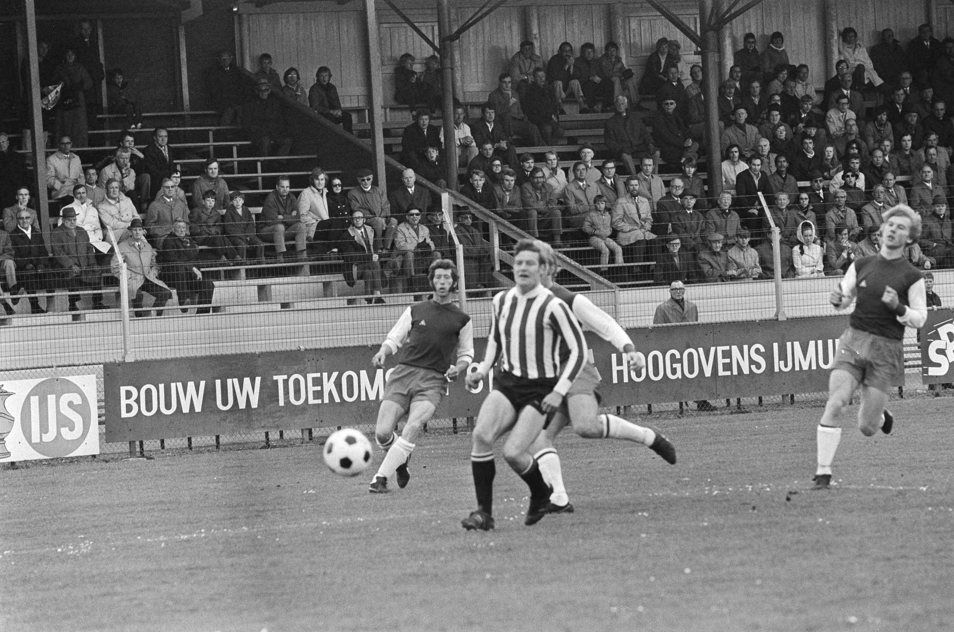 Voetbalwedstrijd eredivisie Haarlem - PSV: 1-3 — Spelmoment — Foto: Fotograaf Onbekend / Anefo. Licentie: Set B: Rechtenvrij / Publiek Domein. Bron: Nationaal Archief. http://hdl.handle.net/10648/abbcbbb0-d0b4-102d-bcf8-003048976d84