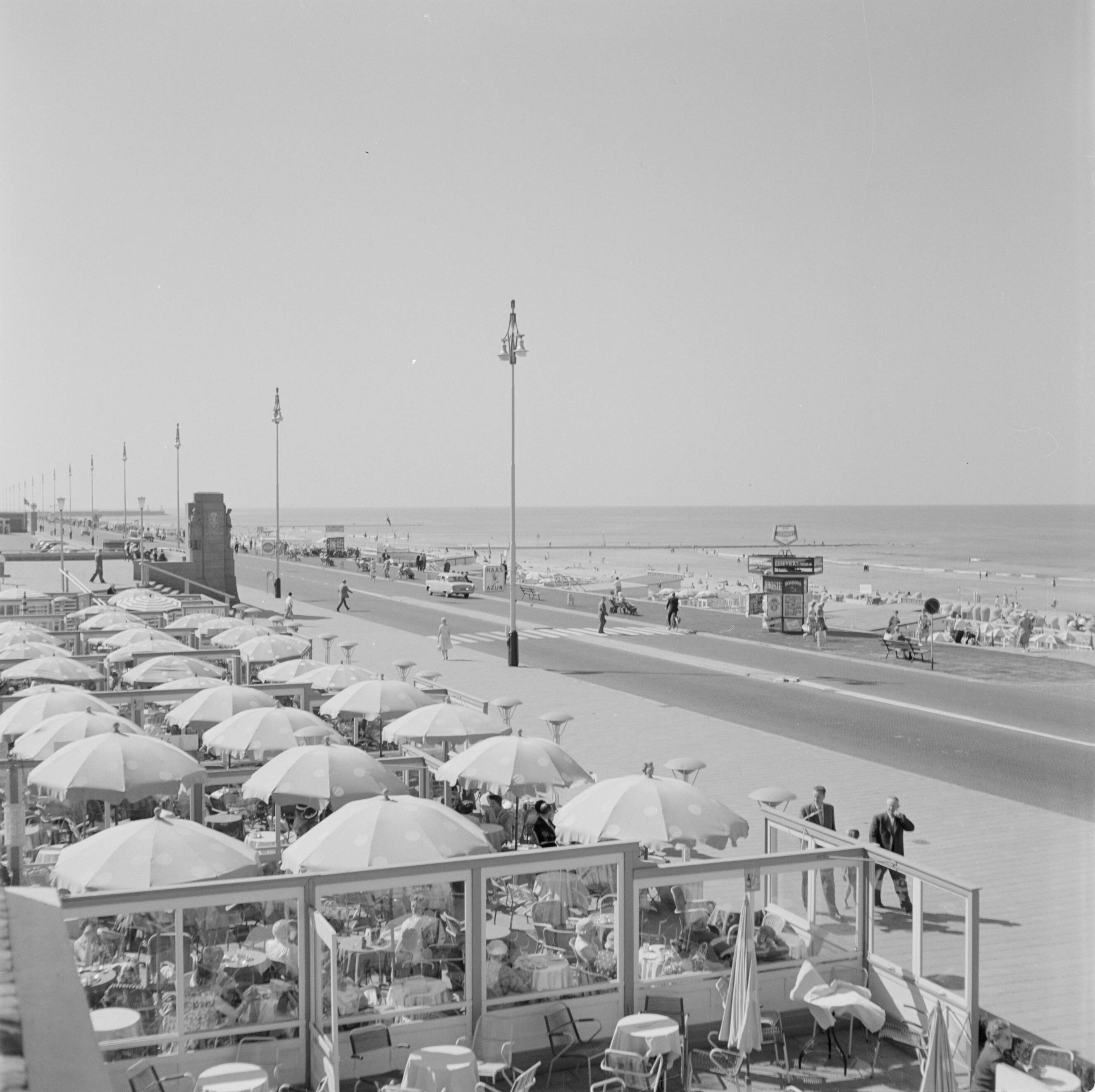Scheveningen. — Gezicht op de boulevard van Scheveningen — Foto: Poll, Willem van de. Licentie: Set B: Rechtenvrij / Publiek Domein. Bron: Nationaal Archief. http://hdl.handle.net/10648/aeceed14-d0b4-102d-bcf8-003048976d84