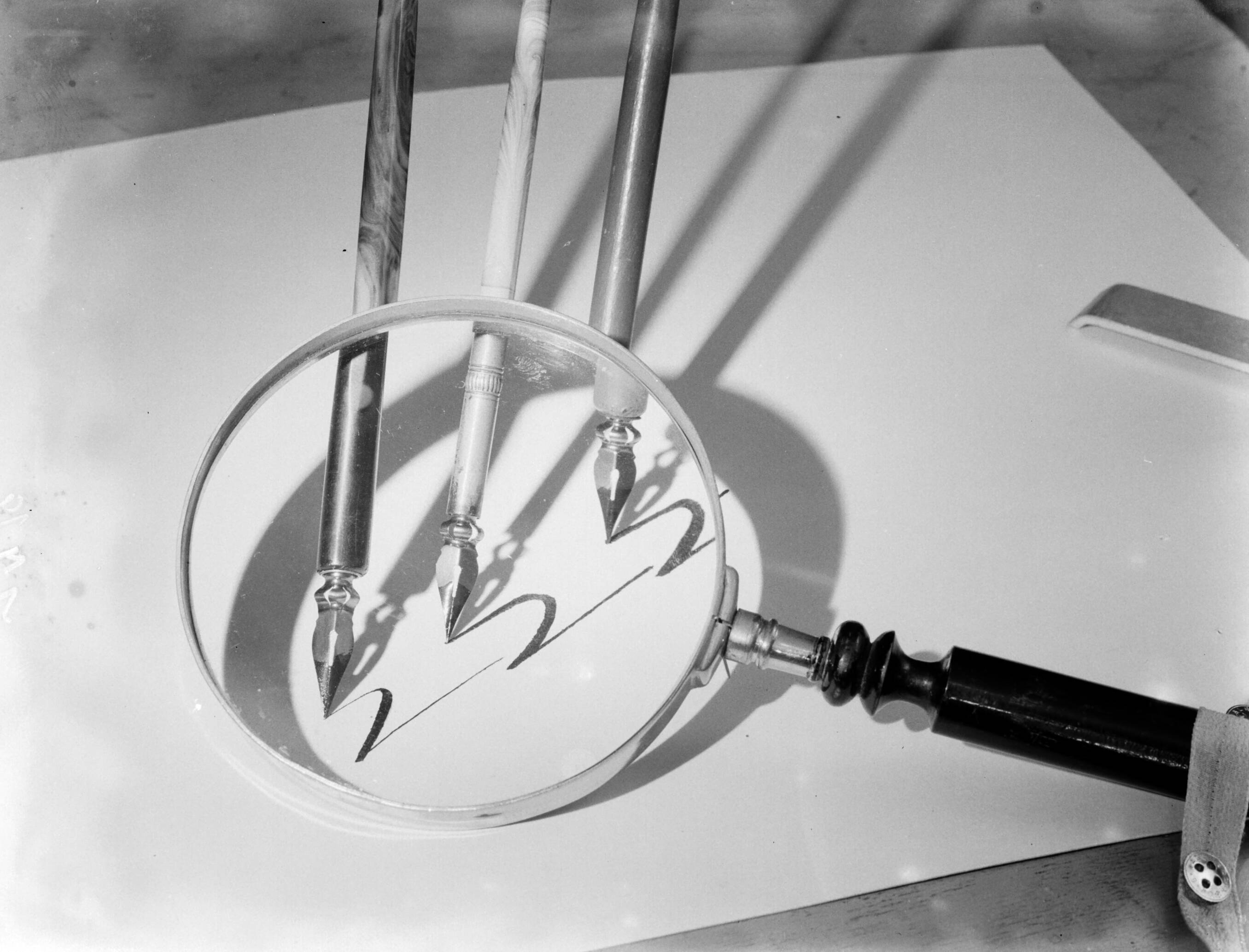 Reclamefotografie — Alpha-pennen onder een loep — Foto: Poll, Willem van de. Licentie: Set B: Rechtenvrij / Publiek Domein. Bron: Nationaal Archief. http://hdl.handle.net/10648/ae998c3c-d0b4-102d-bcf8-003048976d84