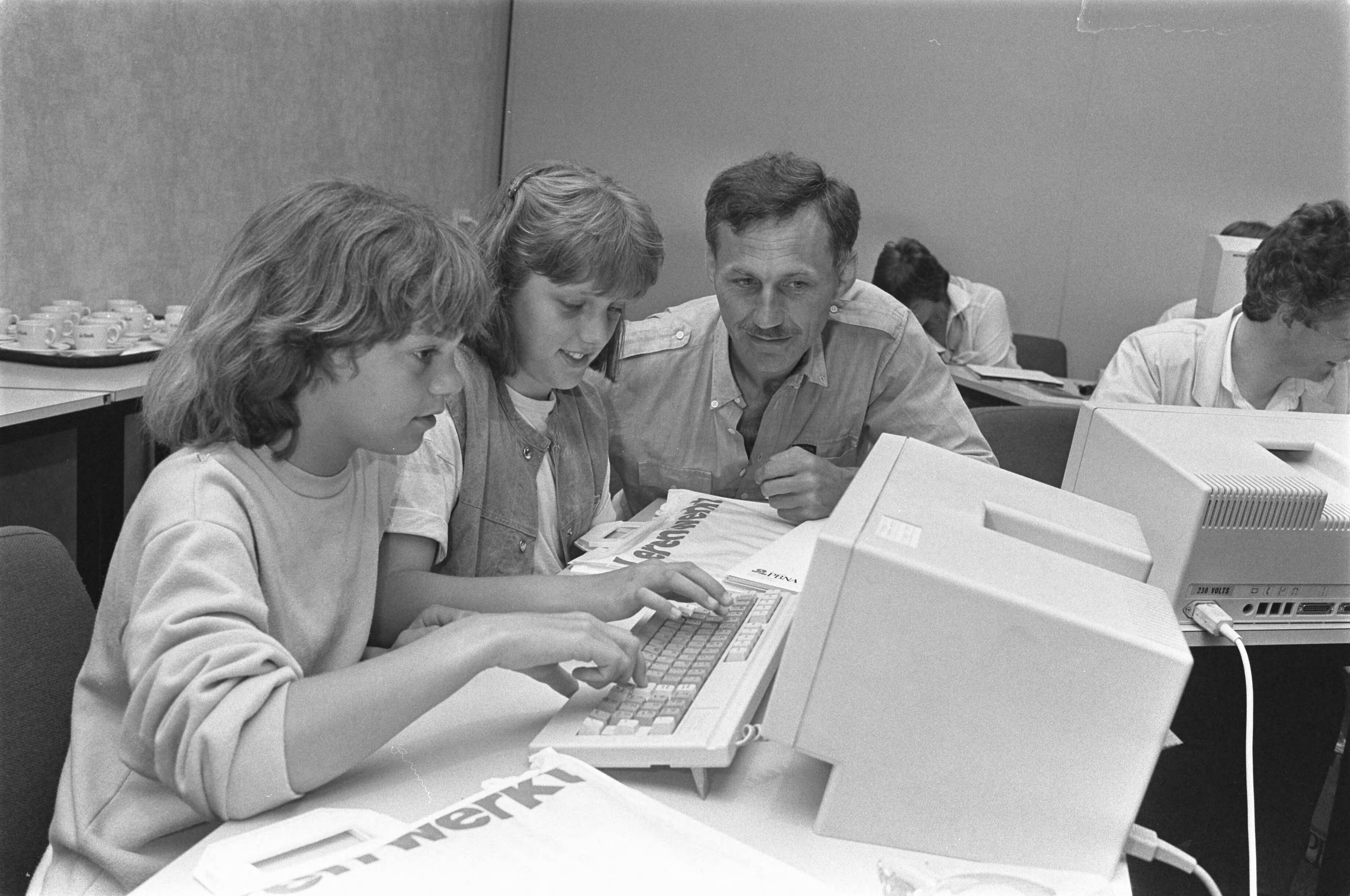 Fotocollectie Anefo — "Computer aan zee" vakantie in Noordwijk; de eerste cursisten (5a), idem (6a) — Foto: Antonisse, Marcel / Anefo. Licentie: Set B: Rechtenvrij / Publiek Domein. Bron: Nationaal Archief. http://hdl.handle.net/10648/ad3b125c-d0b4-102d-bcf8-003048976d84