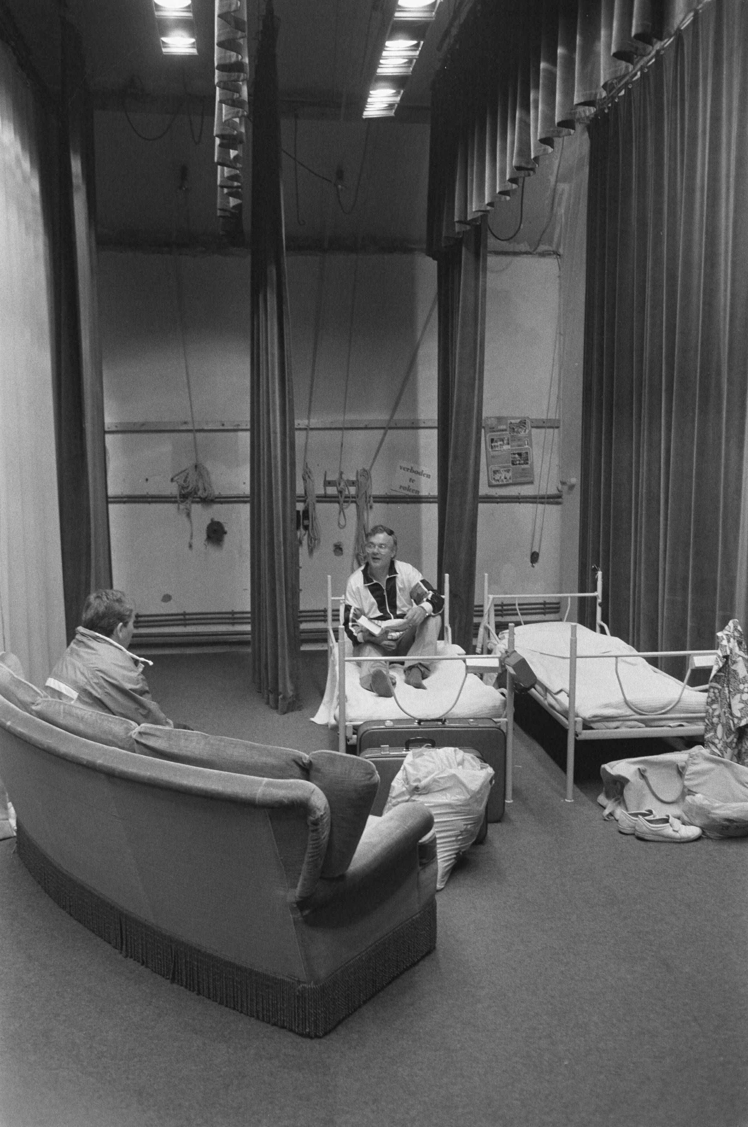 Fotocollectie Anefo — Flatgebouwen in Wormerveer ontruimd i.v.m. afgebroken galerij; bewoners in opvangcentrum — Foto: Croes, Rob C. / Anefo. Licentie: Set B: Rechtenvrij / Publiek Domein. Bron: Nationaal Archief. http://hdl.handle.net/10648/ad6b99e0-d0b4-102d-bcf8-003048976d84