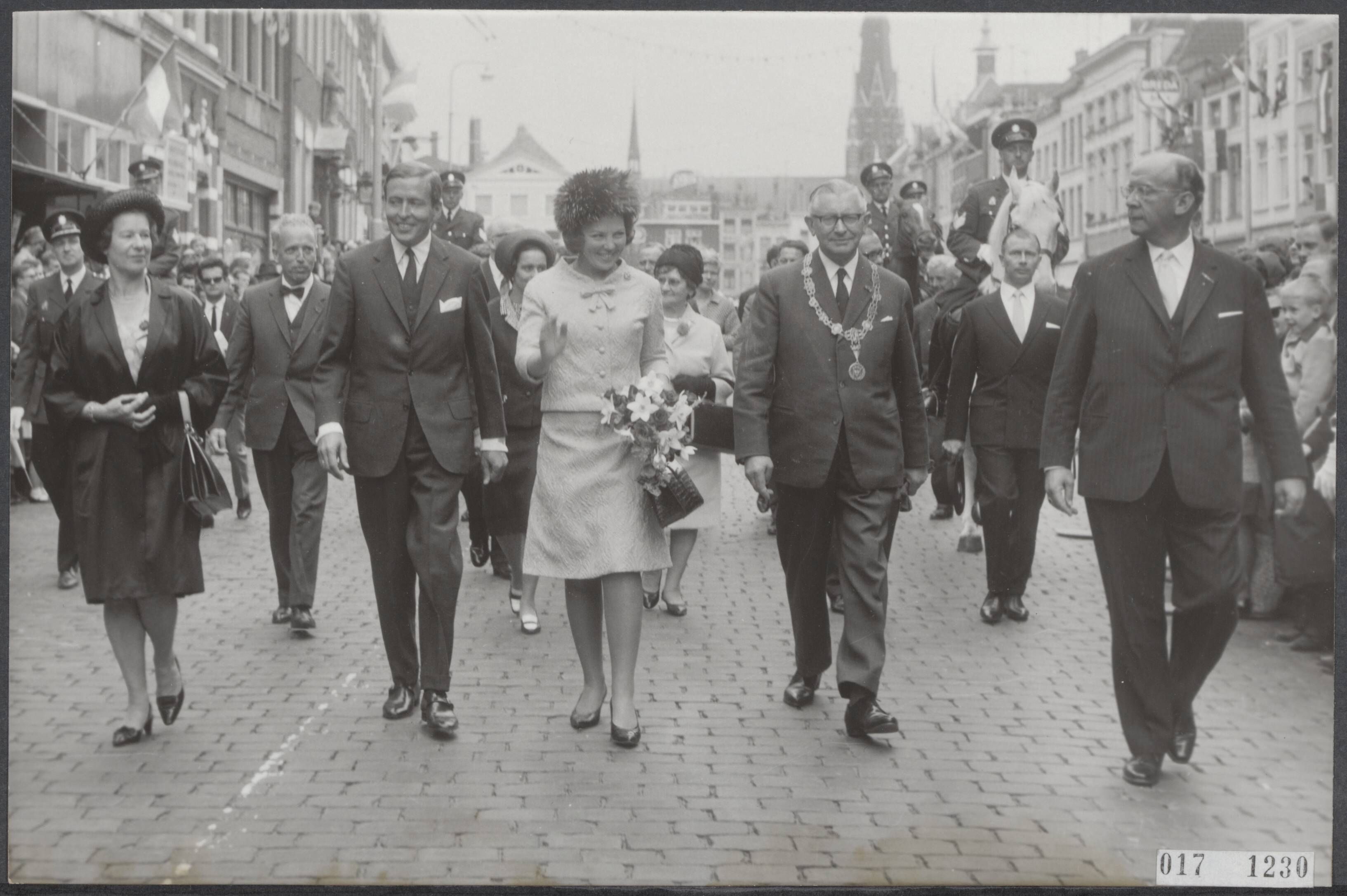 Fotocollectie Elsevier Binnenland — Prinses Beatrix en prins Claus hebben een bezoek gebracht aan Breda. Tijdens de wandeling naar de Grote Kerk. Rechts van hen loco-burgemeester J.A. Meijs — Foto: Bilsen, Joop van / Anefo. Licentie: Set B: Rechtenvrij / Publiek Domein. Bron: Nationaal Archief. http://hdl.handle.net/10648/adc0660a-d0b4-102d-bcf8-003048976d84