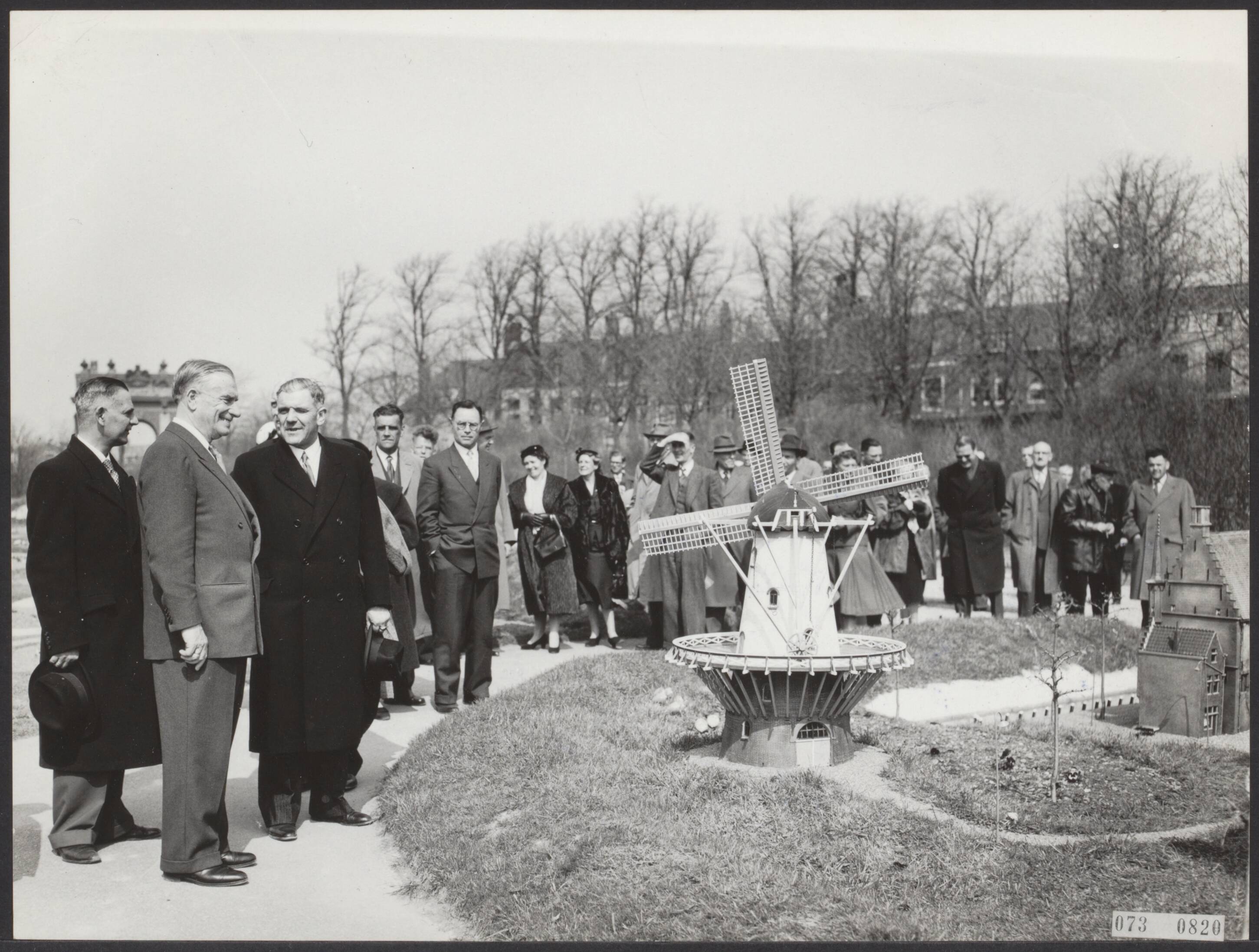 Fotocollectie Elsevier Binnenland — De directeur van de Nederlandse Spoorwegen, dr. ir. F.Q. den Hollander (2e van links) heeft te Middelburg het nieuwe paviljoen van de N.S. in Miniatuur Walcheren officiëel geopend. Naast hem de Commissaris der Koningin in Zeeland, jhr. mr. A.F.C. de Casembroot — Foto: Fotograaf Onbekend / Anefo. Licentie: Set B: Rechtenvrij / Publiek Domein. Bron: Nationaal Archief. http://hdl.handle.net/10648/ae15d748-d0b4-102d-bcf8-003048976d84
