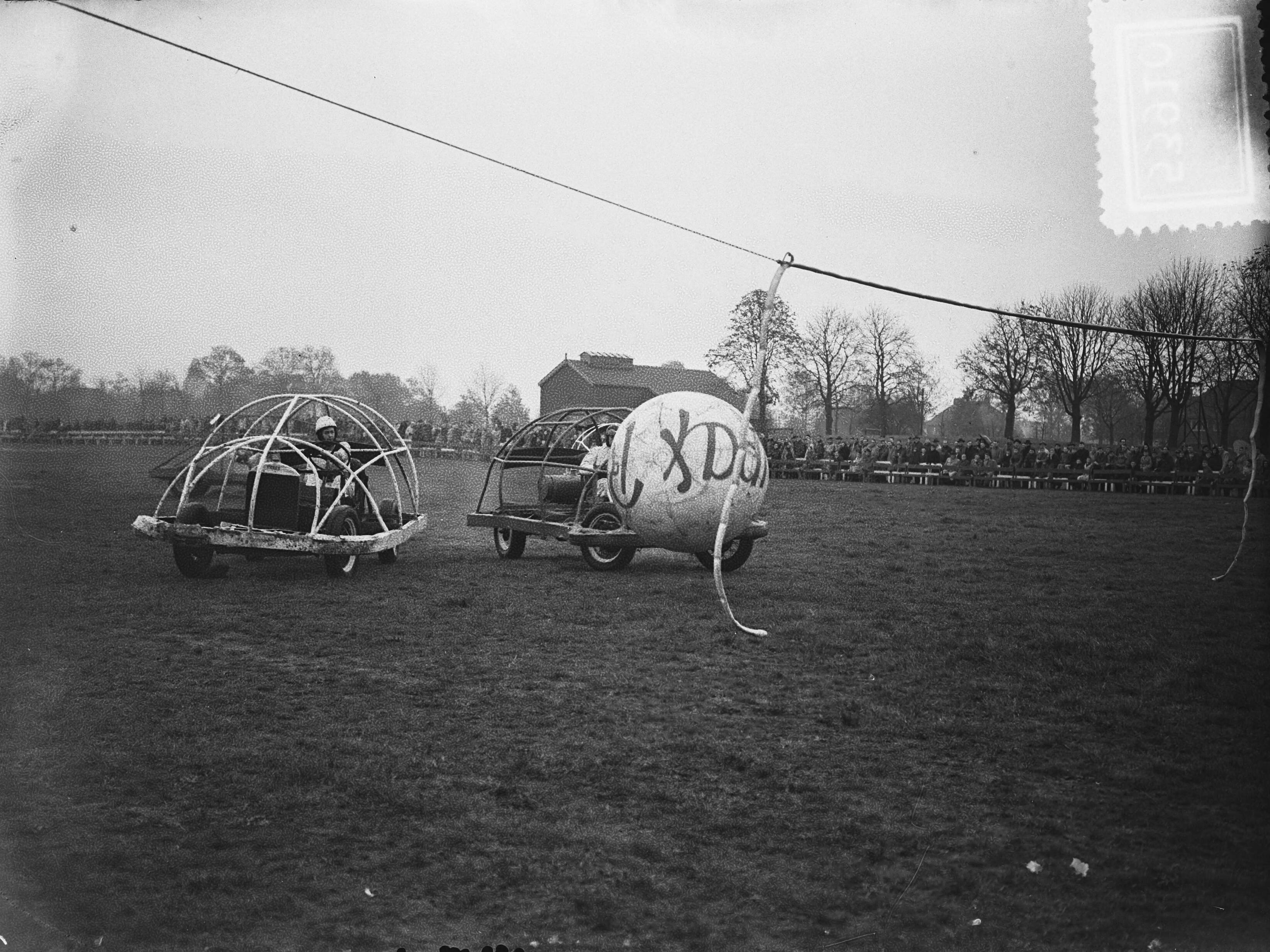 Fotocollectie Anefo — Auto- en motorpolowedstrijden te Breda — Foto: Bilsen, Joop van / Anefo. Licentie: Set B: Rechtenvrij / Publiek Domein. Bron: Nationaal Archief. http://hdl.handle.net/10648/a90200d8-d0b4-102d-bcf8-003048976d84
