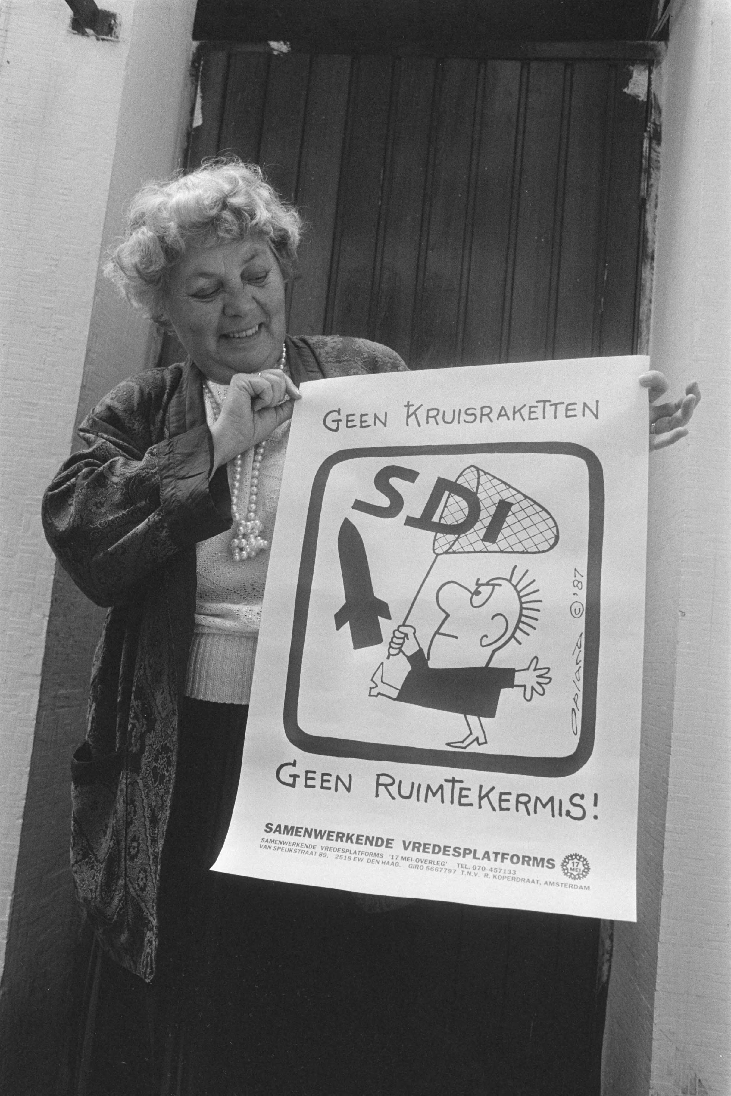 Fotocollectie Anefo — Samenwerkende Vredesplatforms presenteerden in Den Haag campagne "Maak de Vredesbeweging zichtbaar" — Foto: Bogaerts, Rob / Anefo. Licentie: Set B: Rechtenvrij / Publiek Domein. Bron: Nationaal Archief. http://hdl.handle.net/10648/ad5cdc66-d0b4-102d-bcf8-003048976d84