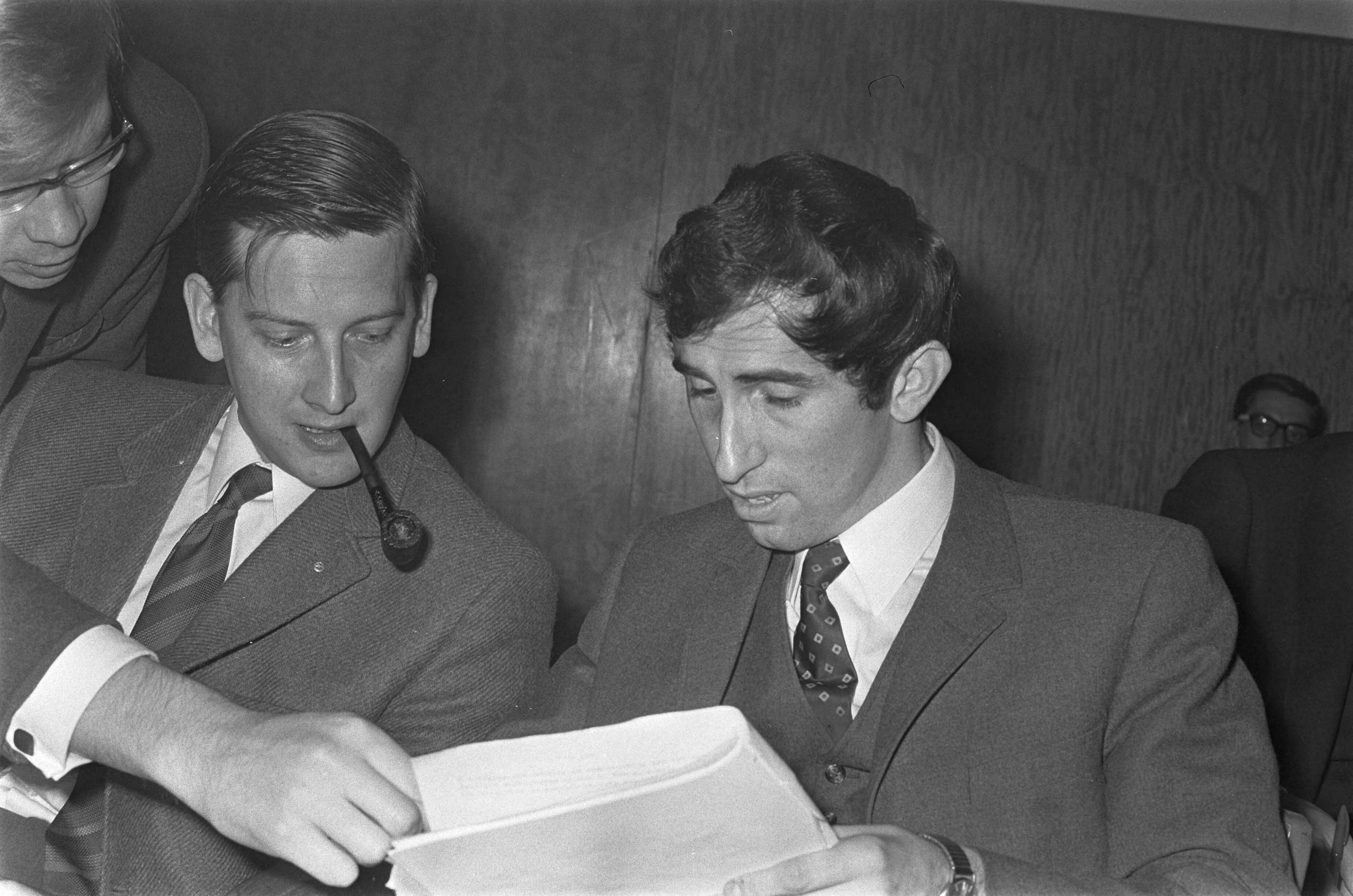 Fotocollectie Anefo — Vergadering Unieraad CHU in het gebouw van K. en W. Utrecht. Links dr. E. Bleumink en J. Huijsen , voorzit Christelijke Historische Jongeren Organisatie / — Foto: Evers, Joost / Anefo. Licentie: Set B: Rechtenvrij / Publiek Domein. Bron: Nationaal Archief. http://hdl.handle.net/10648/ab819756-d0b4-102d-bcf8-003048976d84