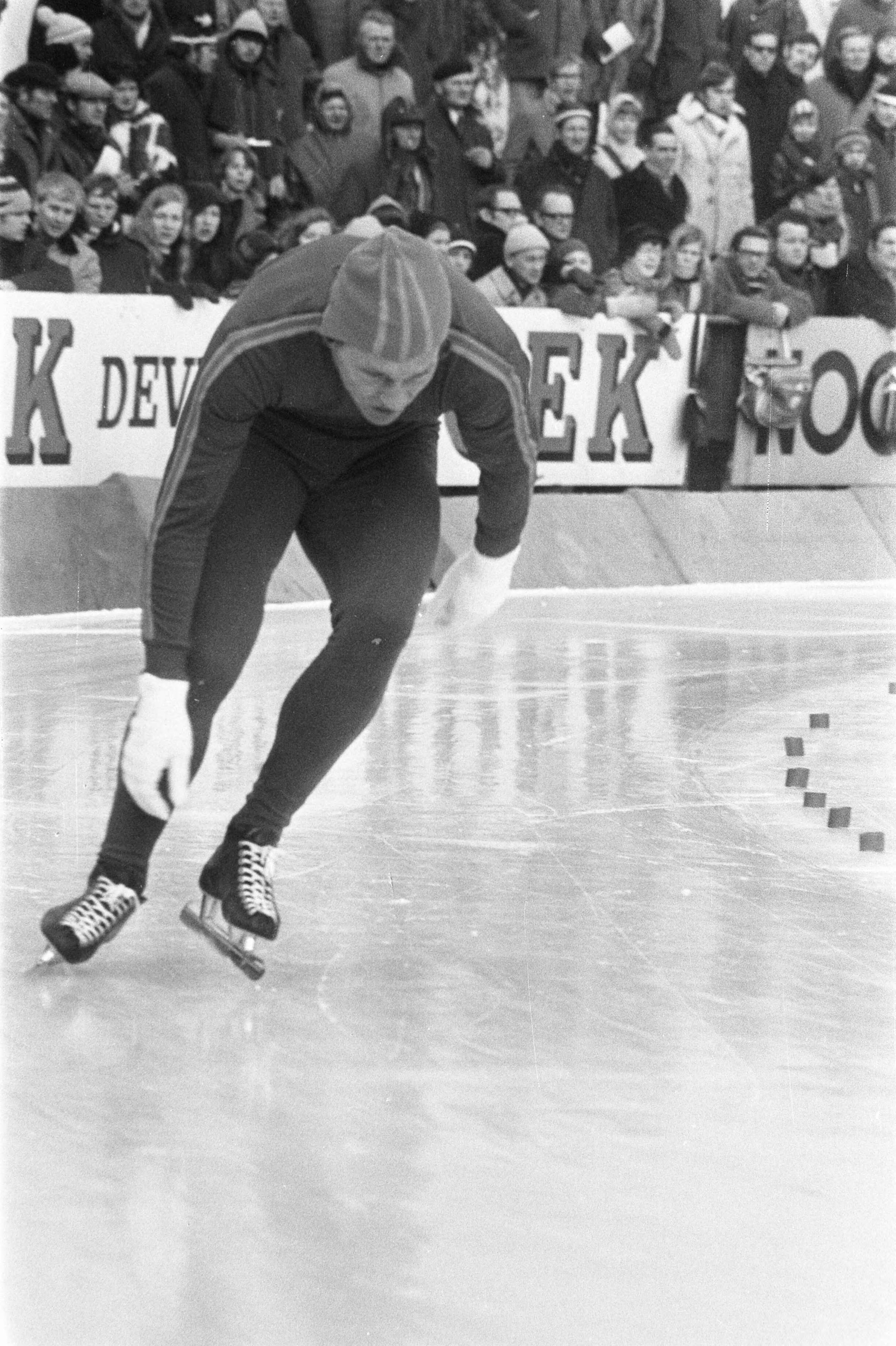 Fotocollectie Anefo — Nederlandse schaatskampioenschappen Deventer, R. Nooitgedagt in actie — Foto: Verhoeff, Bert / Anefo. Licentie: Set B: Rechtenvrij / Publiek Domein. Bron: Nationaal Archief. http://hdl.handle.net/10648/abdd6b8a-d0b4-102d-bcf8-003048976d84