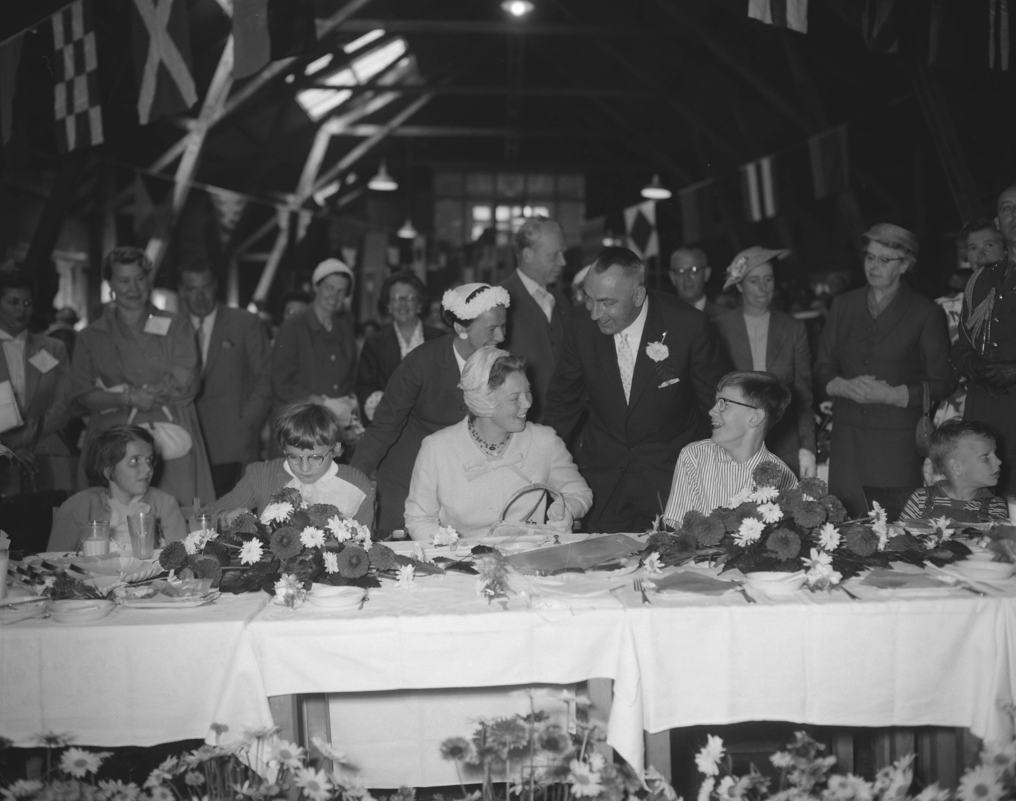 Fotocollectie Anefo — Prinses Beatrix bezoekt 500 poliopatientjes in Scheveningen — Foto: Bilsen, Joop van / Anefo. Licentie: Set B: Rechtenvrij / Publiek Domein. Bron: Nationaal Archief. http://hdl.handle.net/10648/a9801db0-d0b4-102d-bcf8-003048976d84