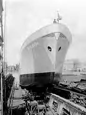 Fotocollectie Anefo — Tewaterlating vrachtschip "Spolanda" bij de Zaanlandsche Scheepsbouwmaatschappij te Zaandam. De doopplechtigheid werd verricht door mej. Danielle Smith, dochter van een van de commissarissen van rederij Spoorhout — Foto: Bilsen, Joop van / Anefo. Licentie: Set B: Rechtenvrij / Publiek Domein. Bron: Nationaal Archief. http://hdl.handle.net/10648/a97d2952-d0b4-102d-bcf8-003048976d84