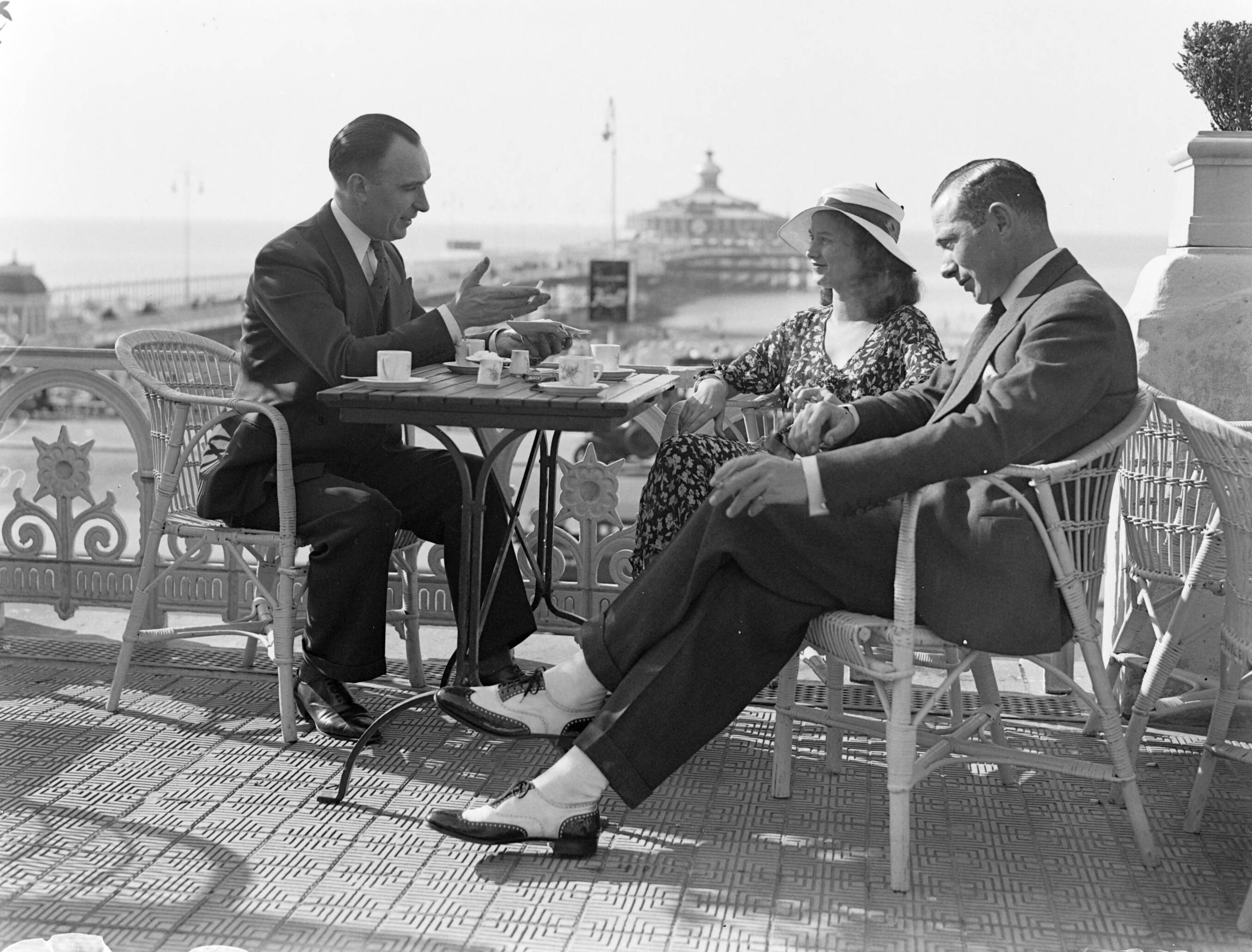 Scheveningen. — Twee mannen en een vrouw (mevrouw Ott?)op een terras aan de boulevard in Scheveningen. Een van de mannen heet Otto Dubois. — Foto: Poll, Willem van de. Licentie: Set B: Rechtenvrij / Publiek Domein. Bron: Nationaal Archief. http://hdl.handle.net/10648/ae9b2704-d0b4-102d-bcf8-003048976d84