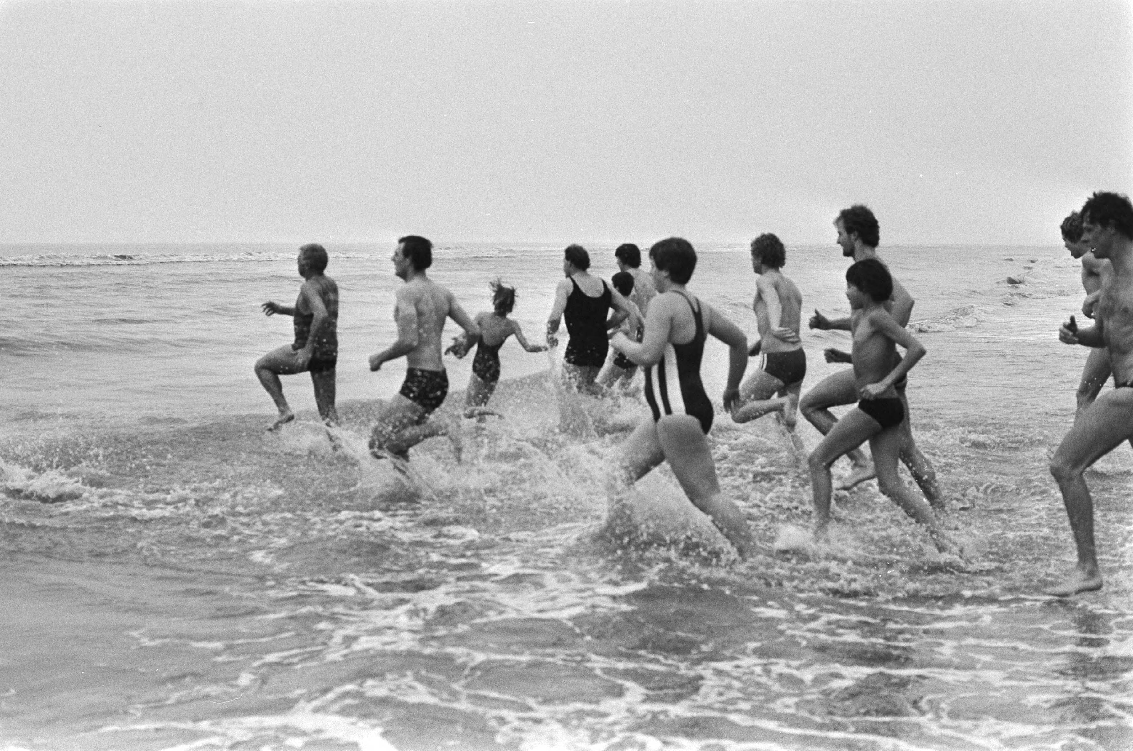 Fotocollectie Anefo — Traditionele nieuwjaarsduik in zee bij Zandvoort — Foto: Croes, Rob C. / Anefo. Licentie: Set B: Rechtenvrij / Publiek Domein. Bron: Nationaal Archief. http://hdl.handle.net/10648/ad0c79ba-d0b4-102d-bcf8-003048976d84
