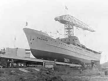 Fotocollectie Anefo — Tewaterlating van de Indonesische veerboot "Halimun" bij de Zaanlandse Scheepsbouwmaatschappij te Zaandam. De doopplechtigheid werd verricht door mevr. R.A.S. Martonegro — Foto: Bilsen, Joop van / Anefo. Licentie: Set B: Rechtenvrij / Publiek Domein. Bron: Nationaal Archief. http://hdl.handle.net/10648/a9895420-d0b4-102d-bcf8-003048976d84