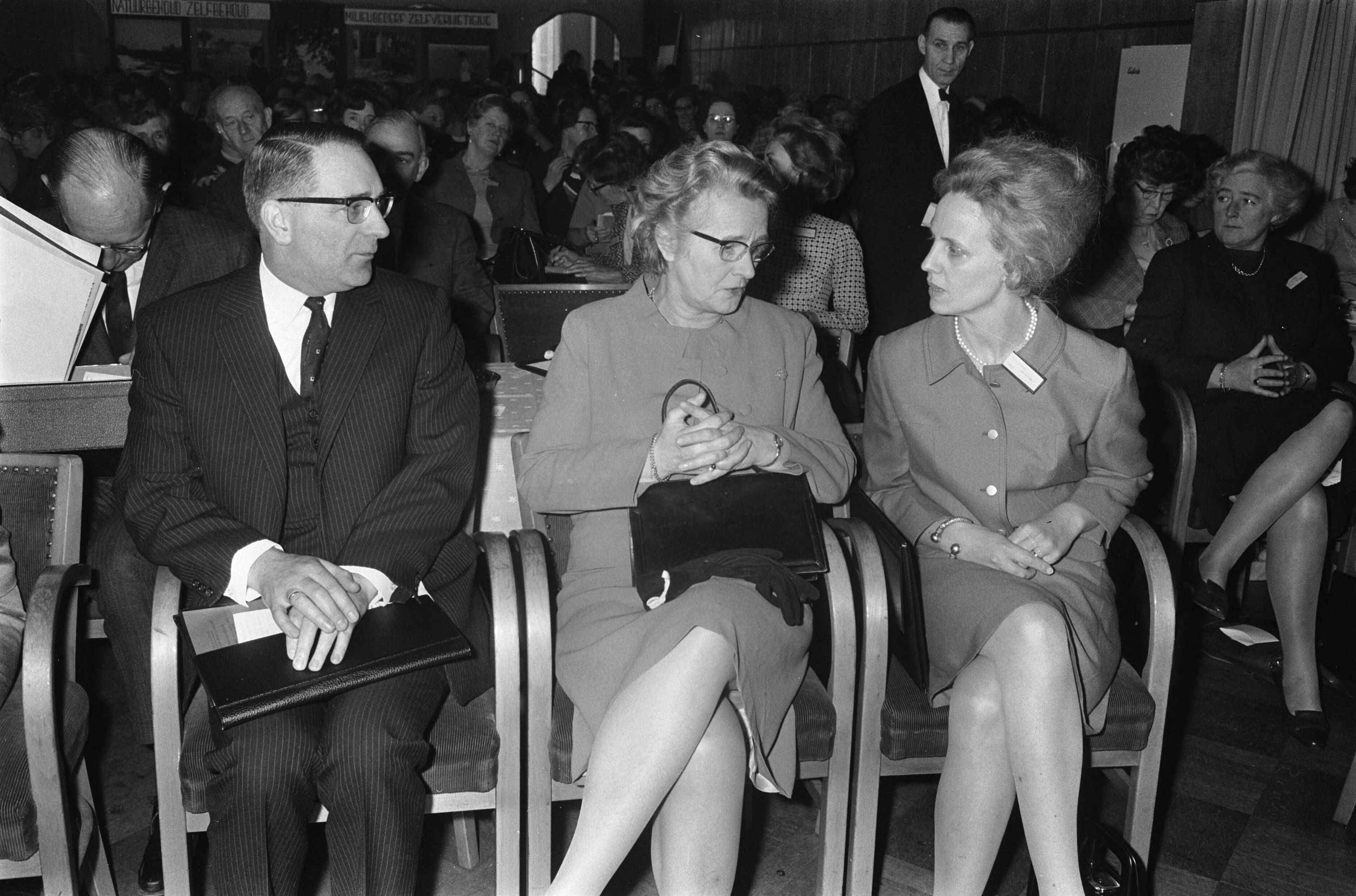 Fotocollectie Anefo — Minister dr. M. A. M. Klompe opent kadercursus over milieuverontreiniging te Utrecht. Professor dr. K. H. Voous , voorz. Natuurbes., Klompe en mevr. G. E. — Foto: Koch, Eric / Anefo. Licentie: Set B: Rechtenvrij / Publiek Domein. Bron: Nationaal Archief. http://hdl.handle.net/10648/ab928d86-d0b4-102d-bcf8-003048976d84