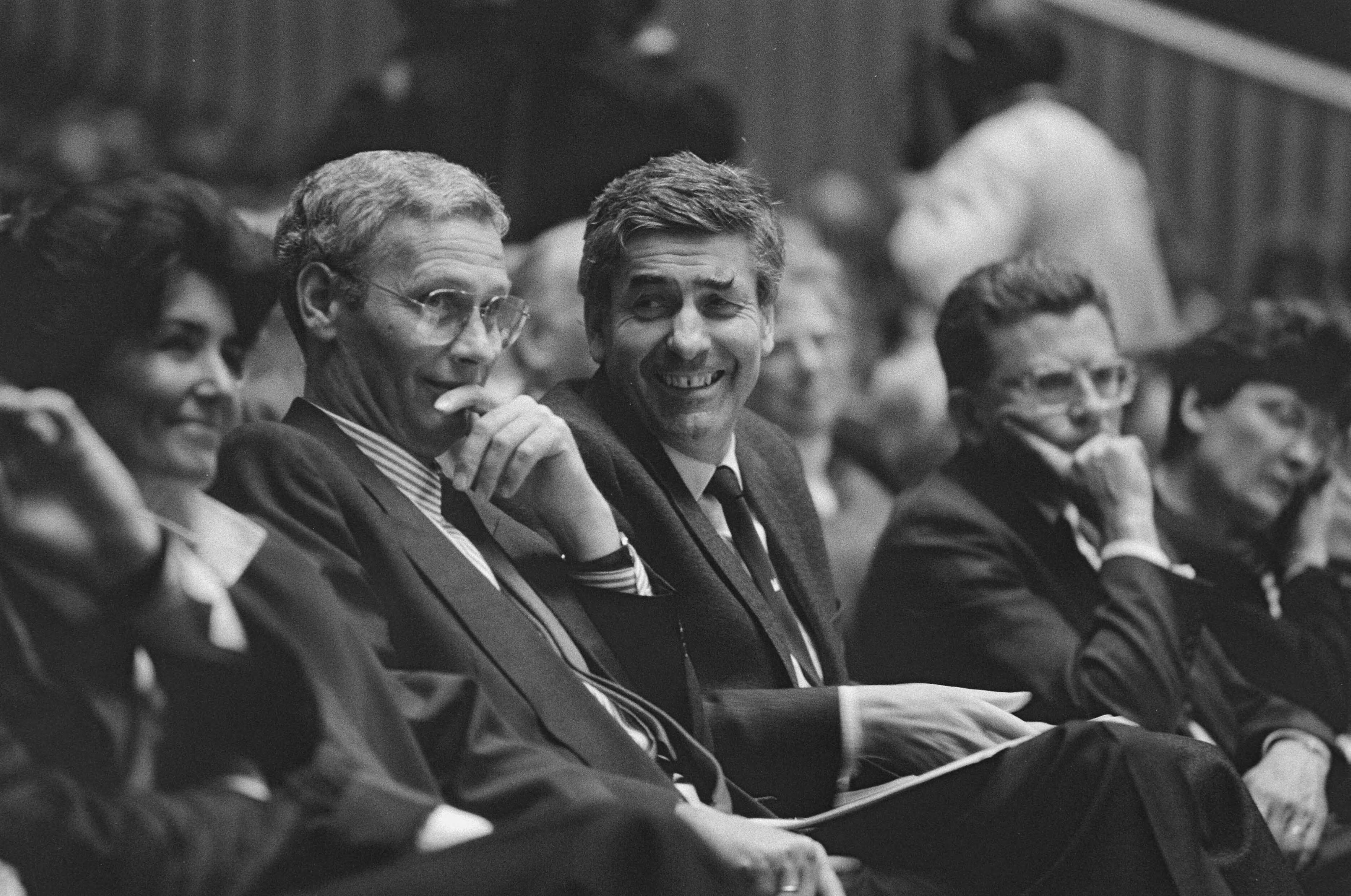 Fotocollectie Anefo — CDA-partijraad in Den Haag ; premier Lubbers en minister Van den Broek — Foto: Croes, Rob C. / Anefo. Licentie: Set B: Rechtenvrij / Publiek Domein. Bron: Nationaal Archief. http://hdl.handle.net/10648/ad617b90-d0b4-102d-bcf8-003048976d84